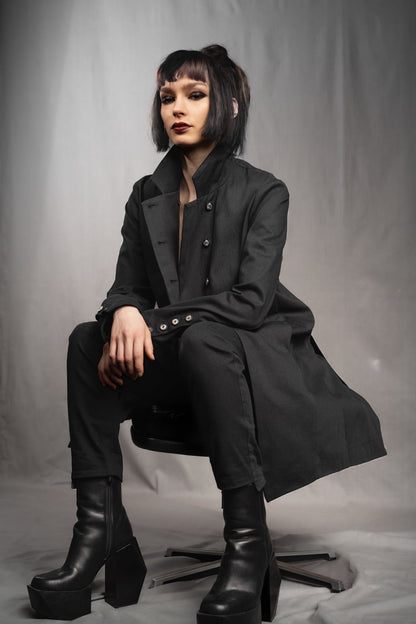 eigensinnig wien | YlaKil | Schwarzer Avantgarde Damenanzug mit Slim-Fit Hose aus leichter Baumwolle