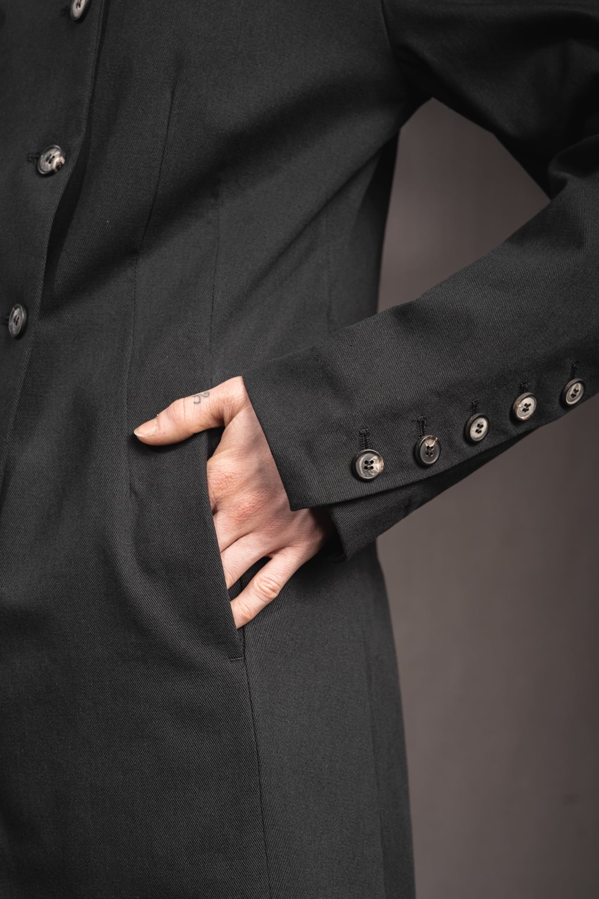 eigensinnig wien | YlaKil | Schwarzer Avantgarde Damenanzug mit Slim-Fit Hose aus leichter Baumwolle