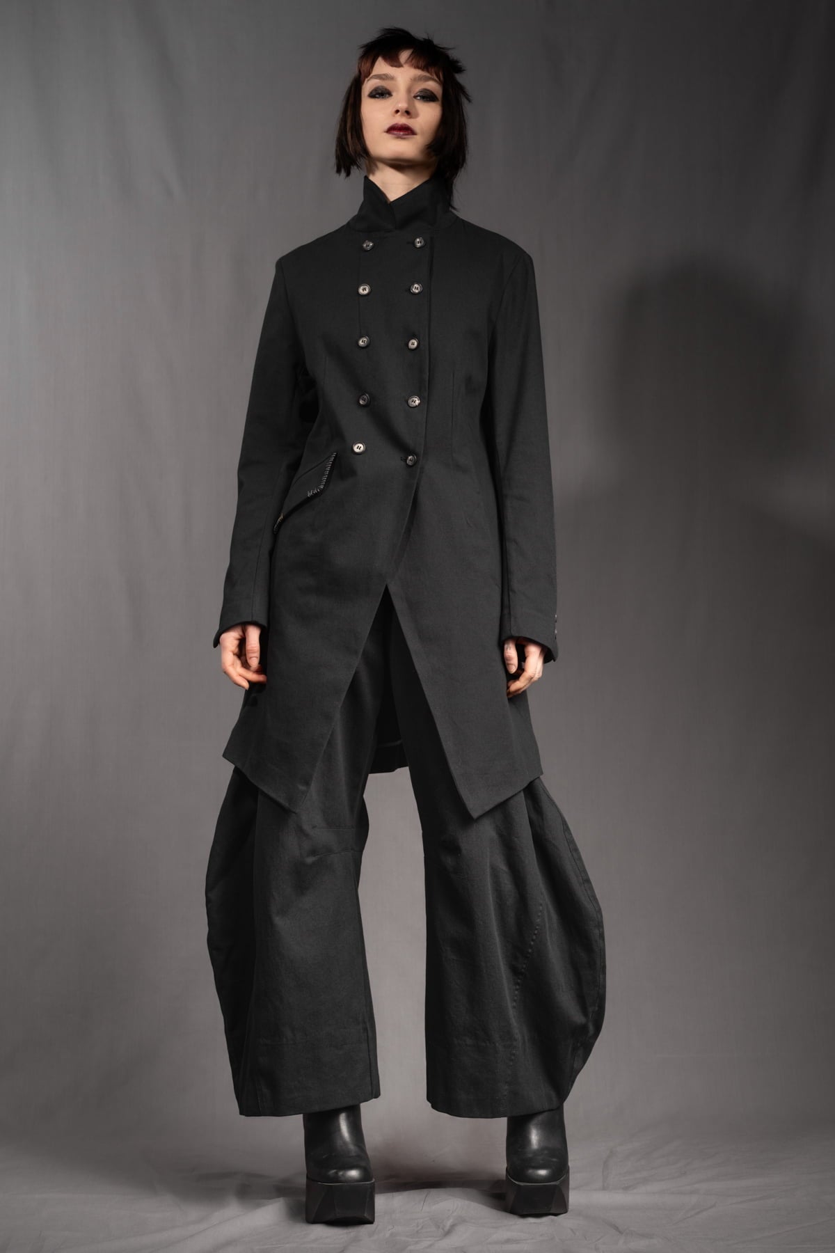 eigensinnig wien | YlaNin | Designer Damenanzug mit Barrel-Leg Hose aus leichter Baumwolle