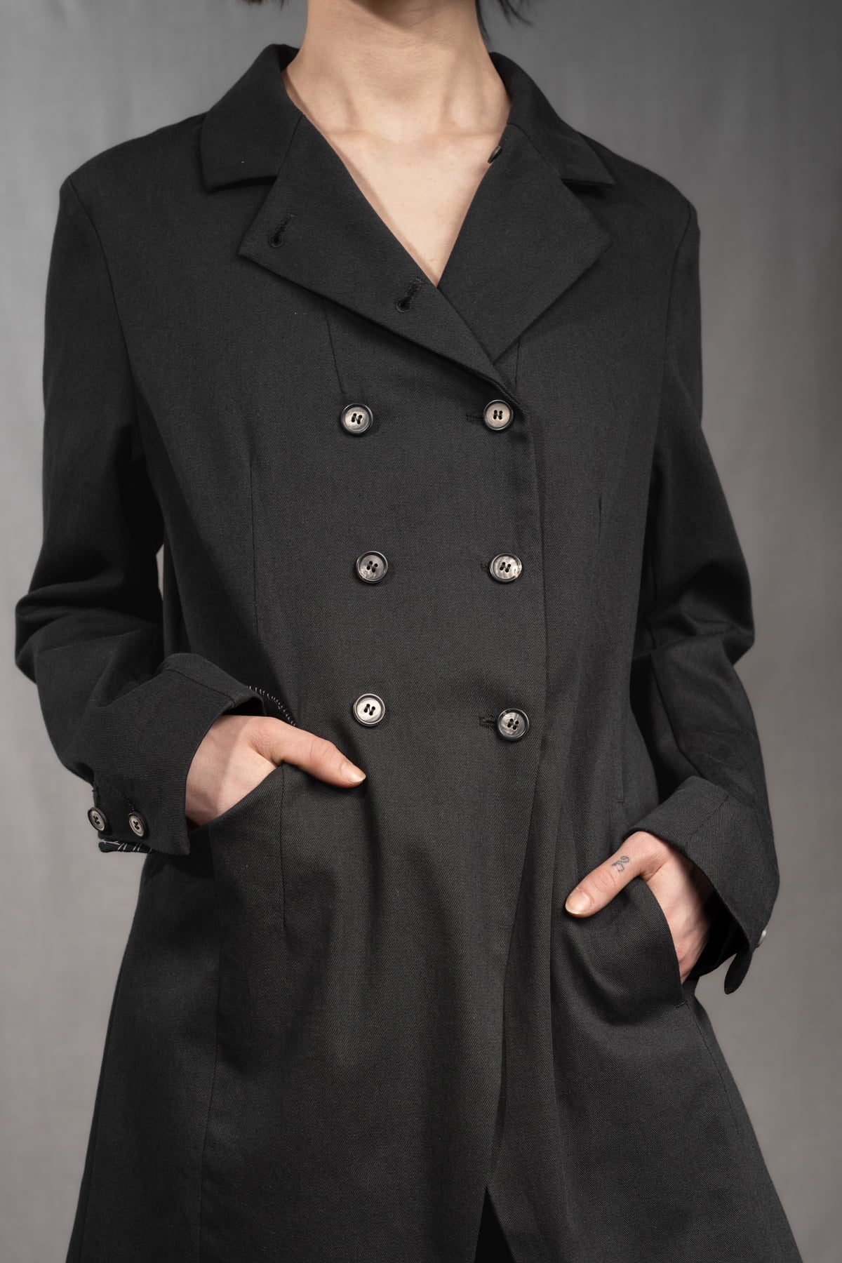 eigensinnig wien | YlaNin | Designer Damenanzug mit Barrel-Leg Hose aus leichter Baumwolle