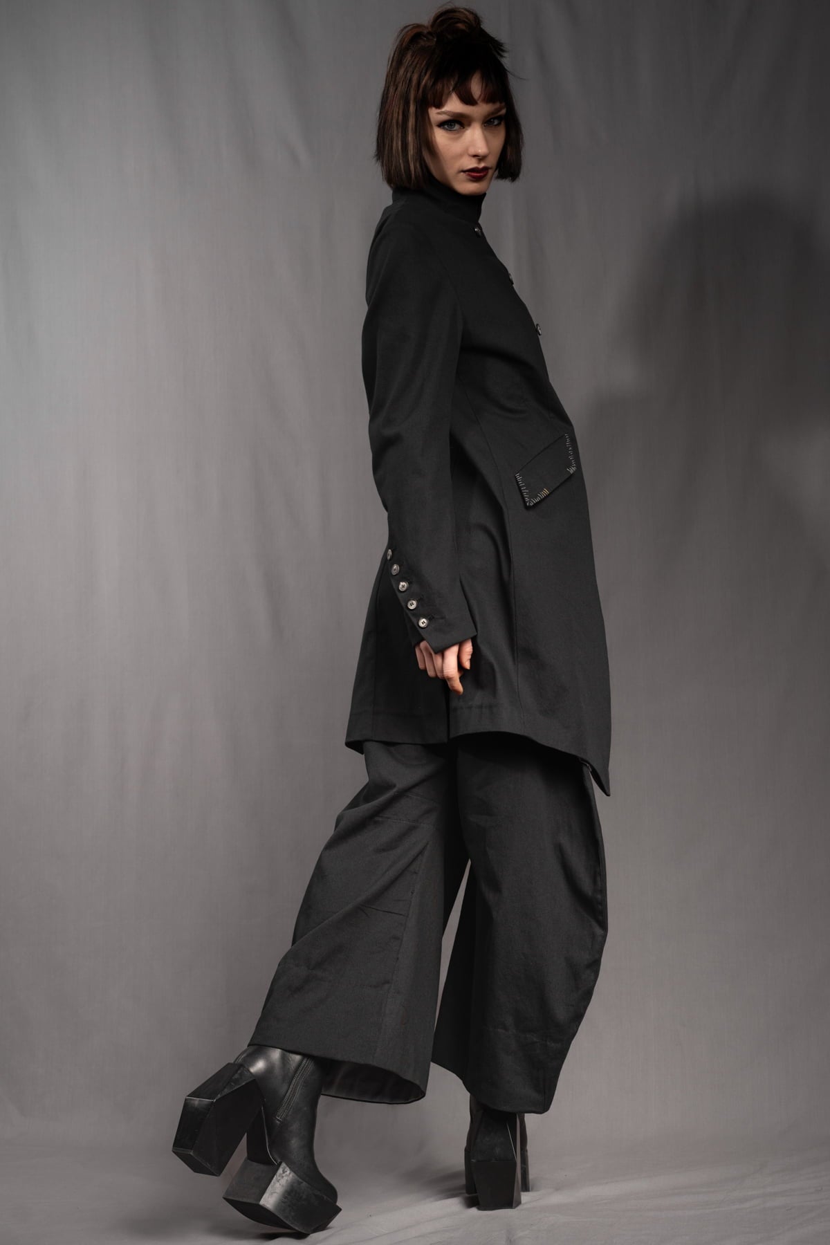 eigensinnig wien | YlaNin | Designer Damenanzug mit Barrel-Leg Hose aus leichter Baumwolle