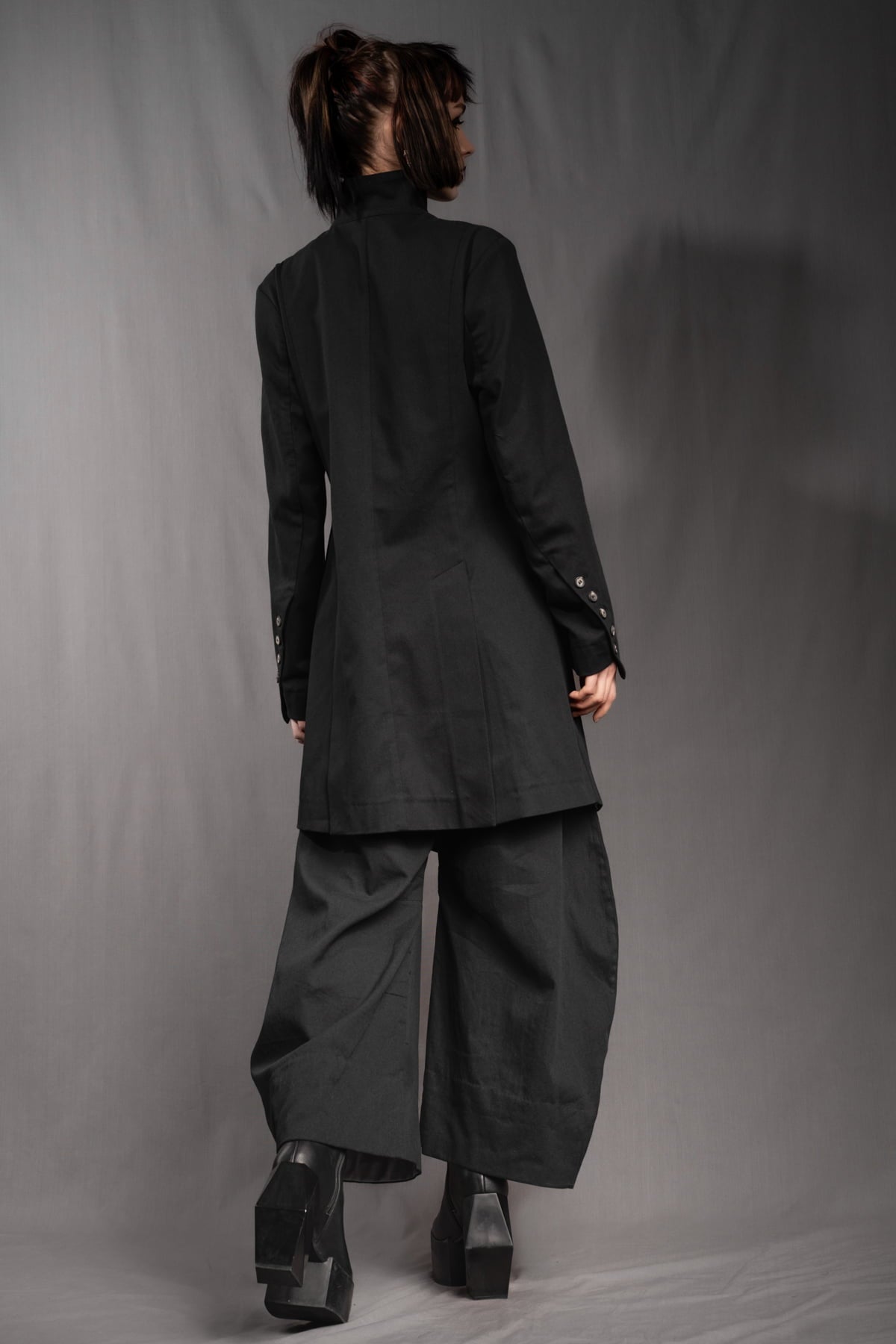 eigensinnig wien | YlaNin | Designer Damenanzug mit Barrel-Leg Hose aus leichter Baumwolle