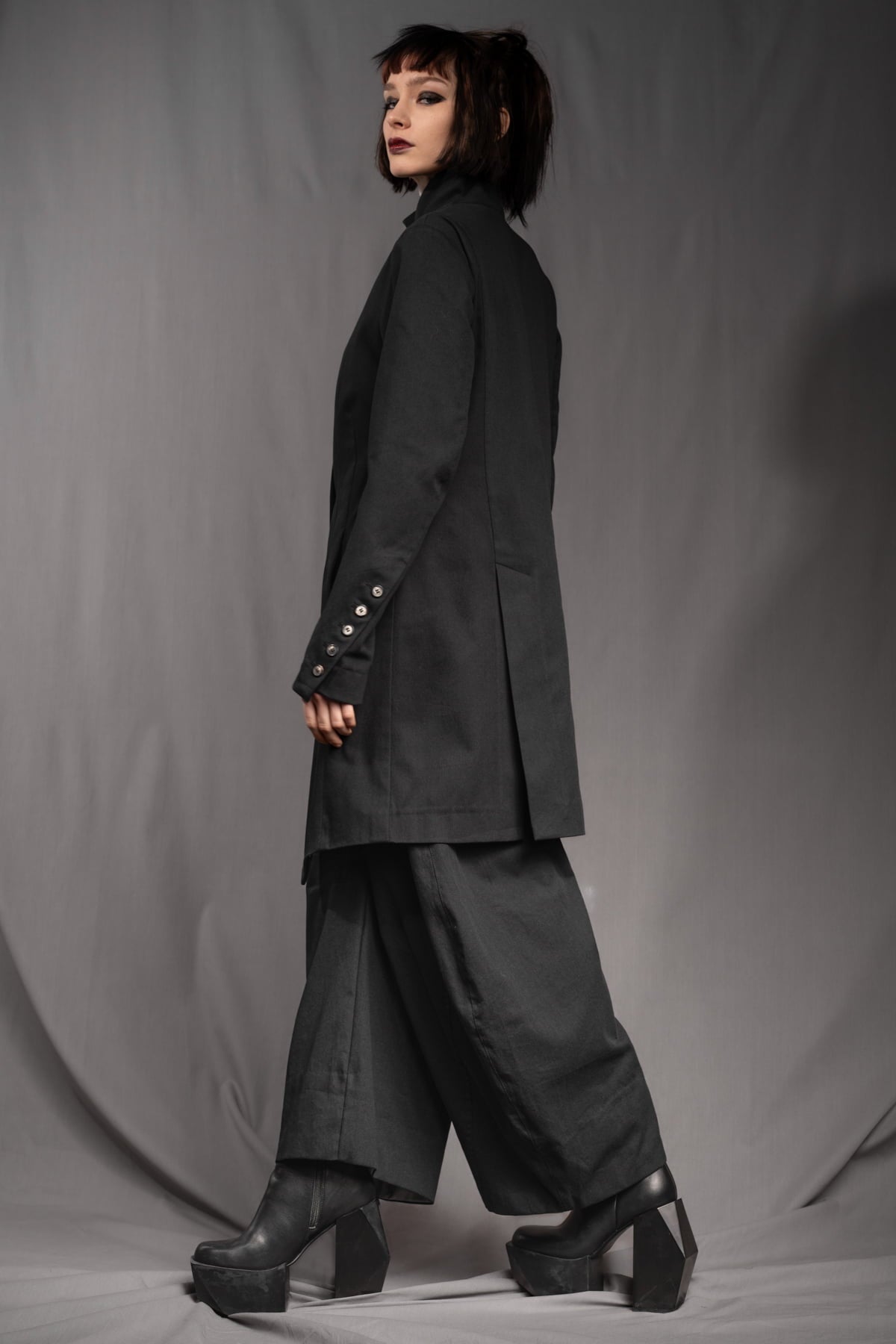 eigensinnig wien | YlaNin | Designer Damenanzug mit Barrel-Leg Hose aus leichter Baumwolle