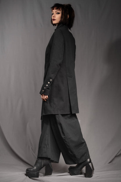 eigensinnig wien | YlaNin | Designer Damenanzug mit Barrel-Leg Hose aus leichter Baumwolle