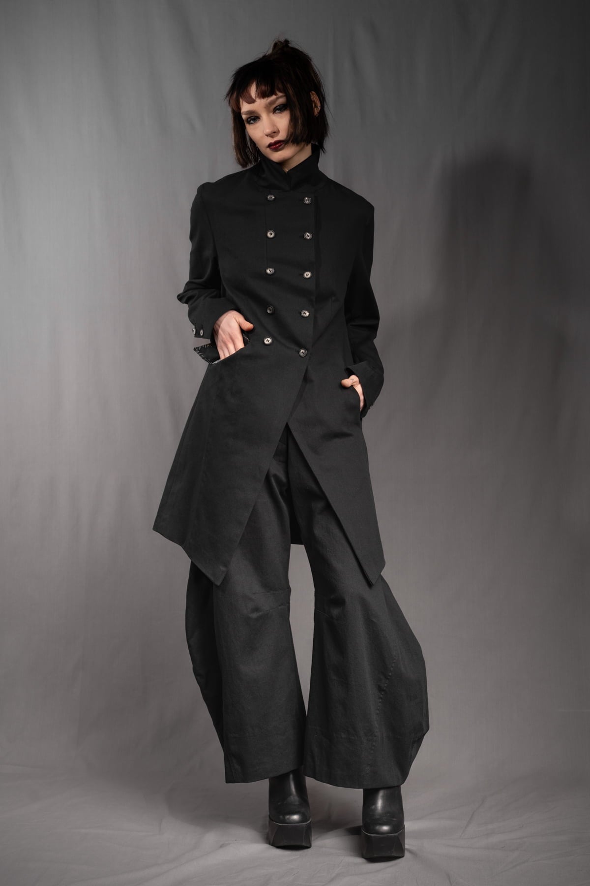 eigensinnig wien | YlaNin | Designer Damenanzug mit Barrel-Leg Hose aus leichter Baumwolle