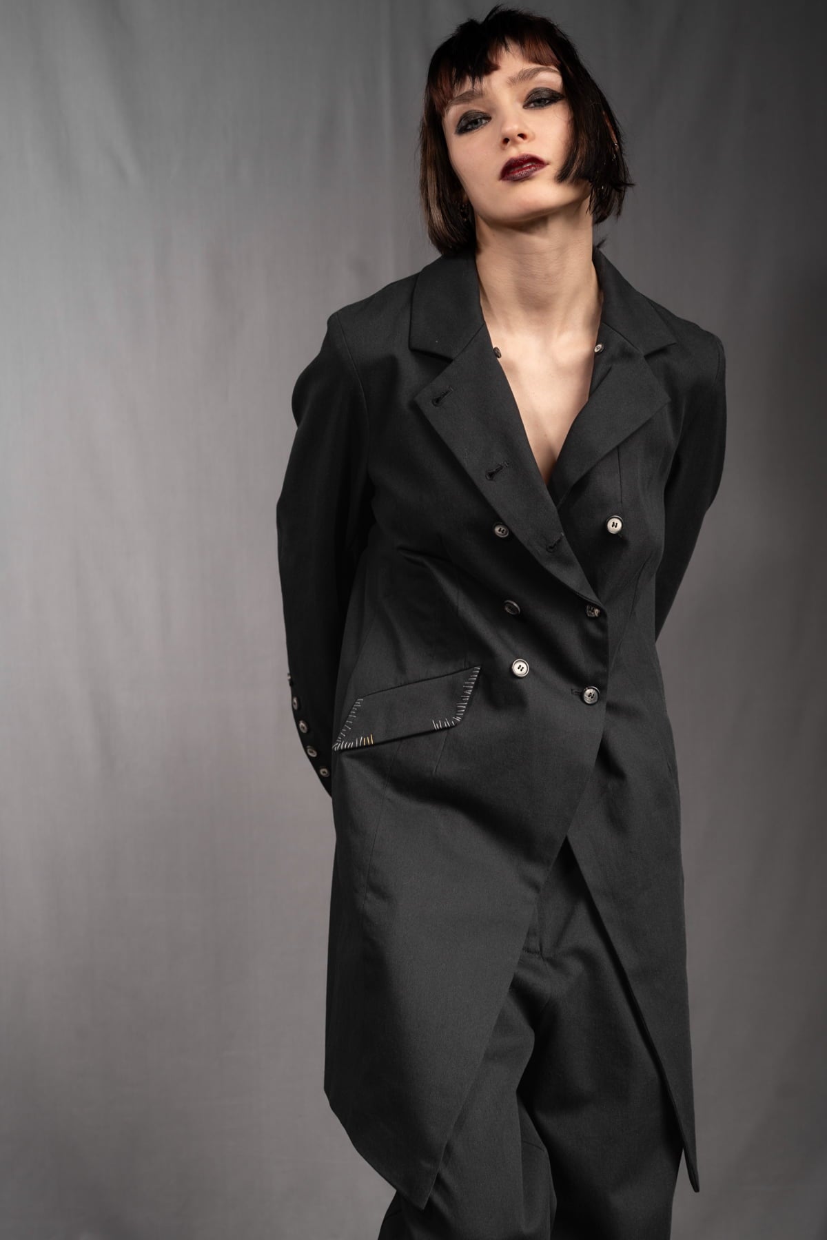 eigensinnig wien | YlaStr | Schwarzer Avantgarde Designeranzug für Damen mit weiter Bundfaltenhose aus Baumwolle