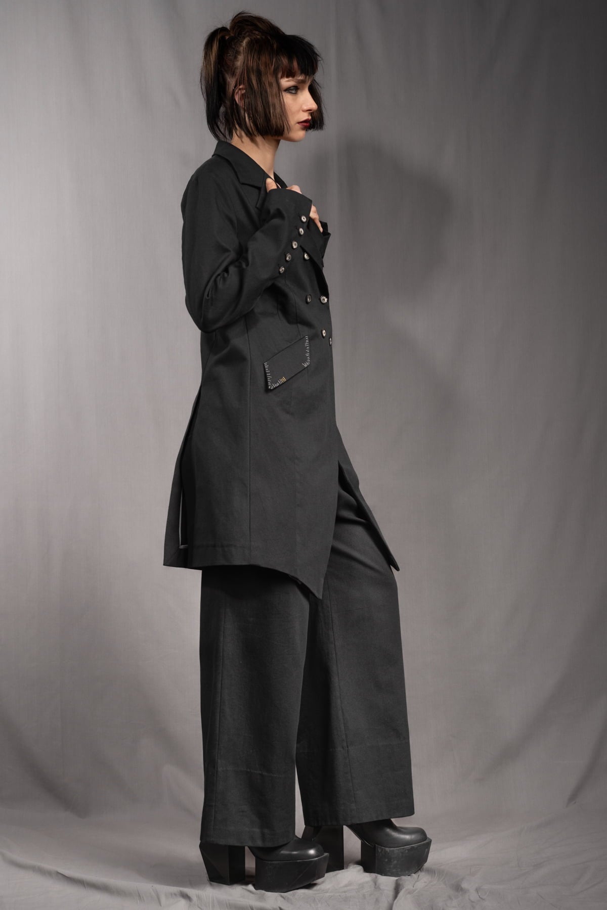 eigensinnig wien | YlaStr | Schwarzer Avantgarde Designeranzug für Damen mit weiter Bundfaltenhose aus Baumwolle