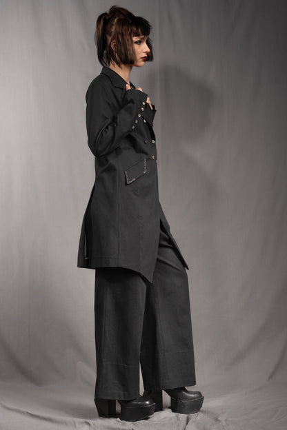 eigensinnig wien | YlaStr | Schwarzer Avantgarde Designeranzug für Damen mit weiter Bundfaltenhose aus Baumwolle