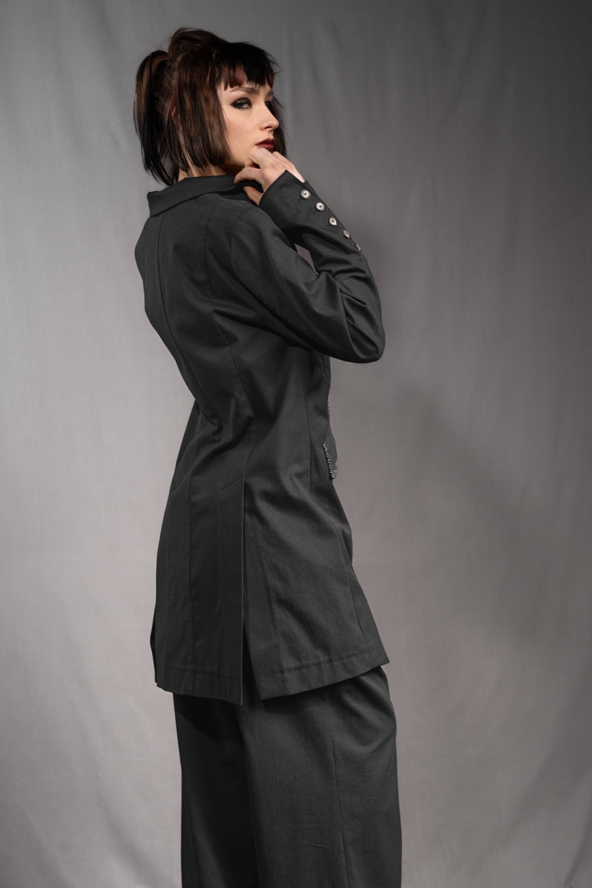 eigensinnig wien | YlaStr | Schwarzer Avantgarde Designeranzug für Damen mit weiter Bundfaltenhose aus Baumwolle