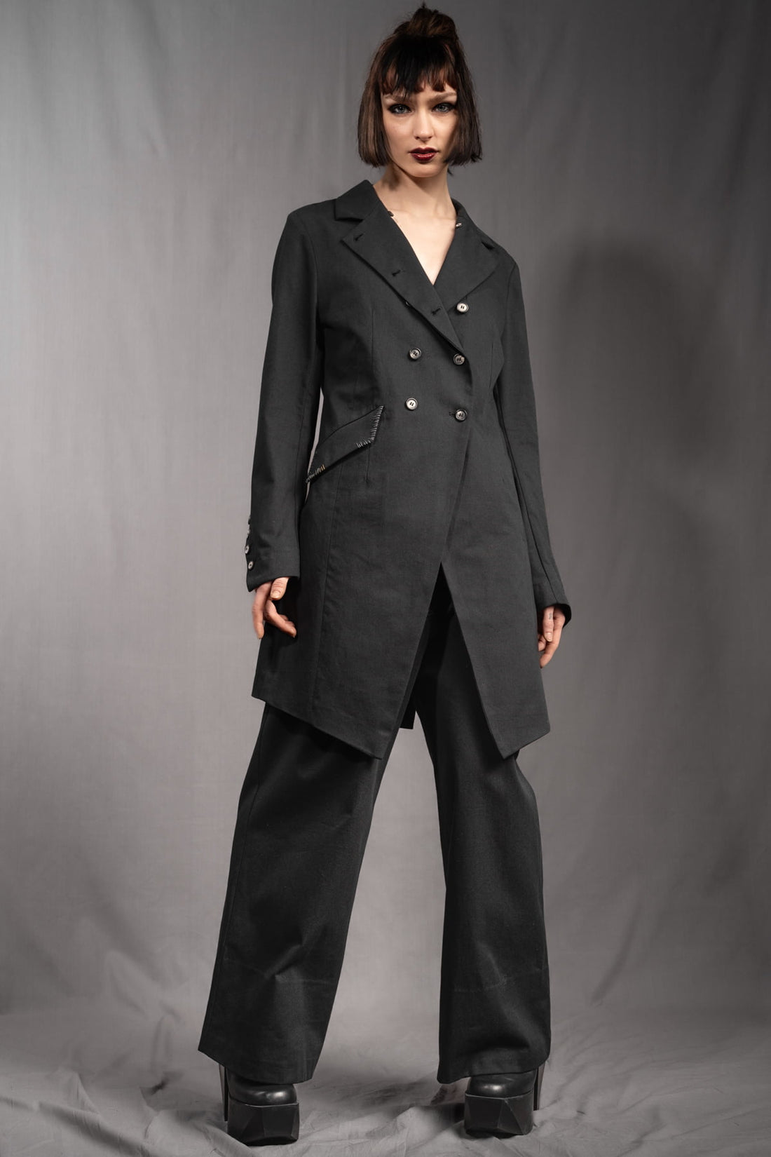 eigensinnig wien | YlaStr | Schwarzer Avantgarde Designeranzug für Damen mit weiter Bundfaltenhose aus Baumwolle