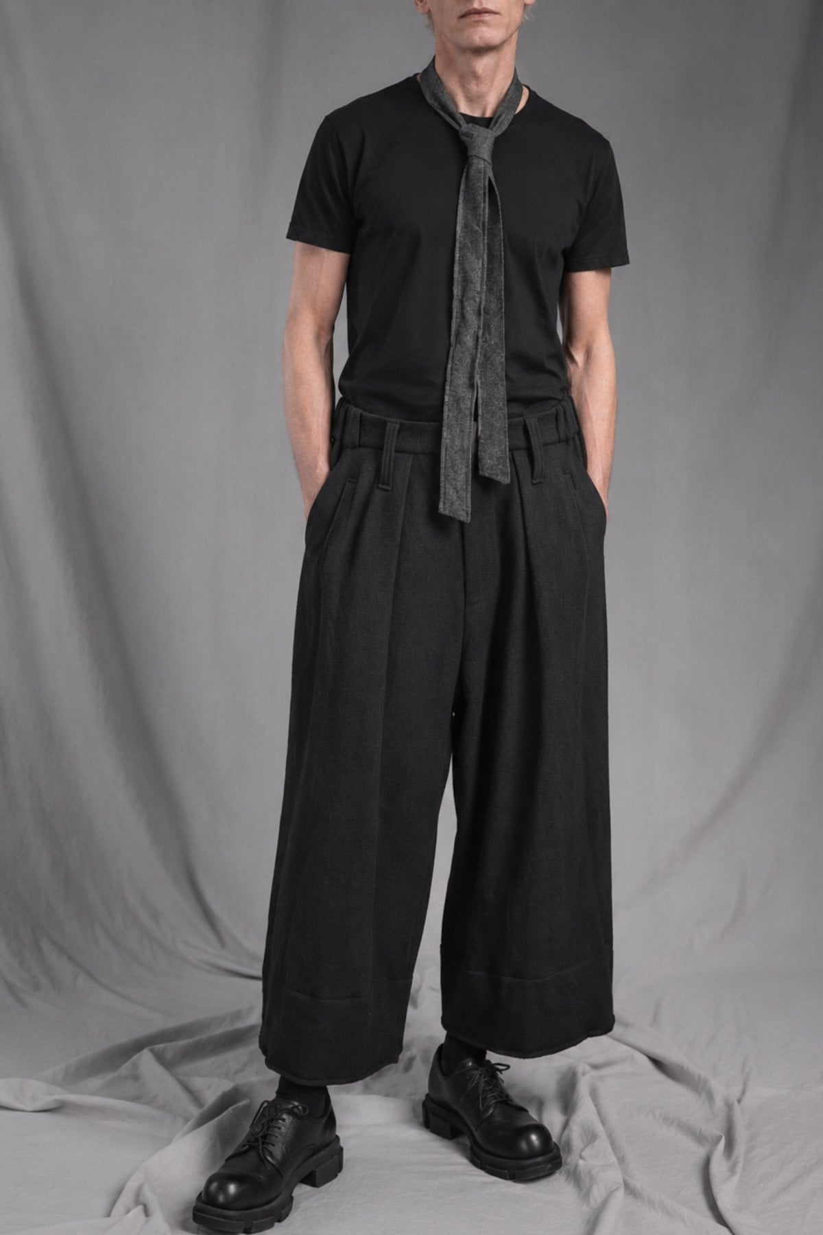 eigensinnig wien | Zephyr | Unkonventionelle schwarze Hakama-Hose aus Wolle