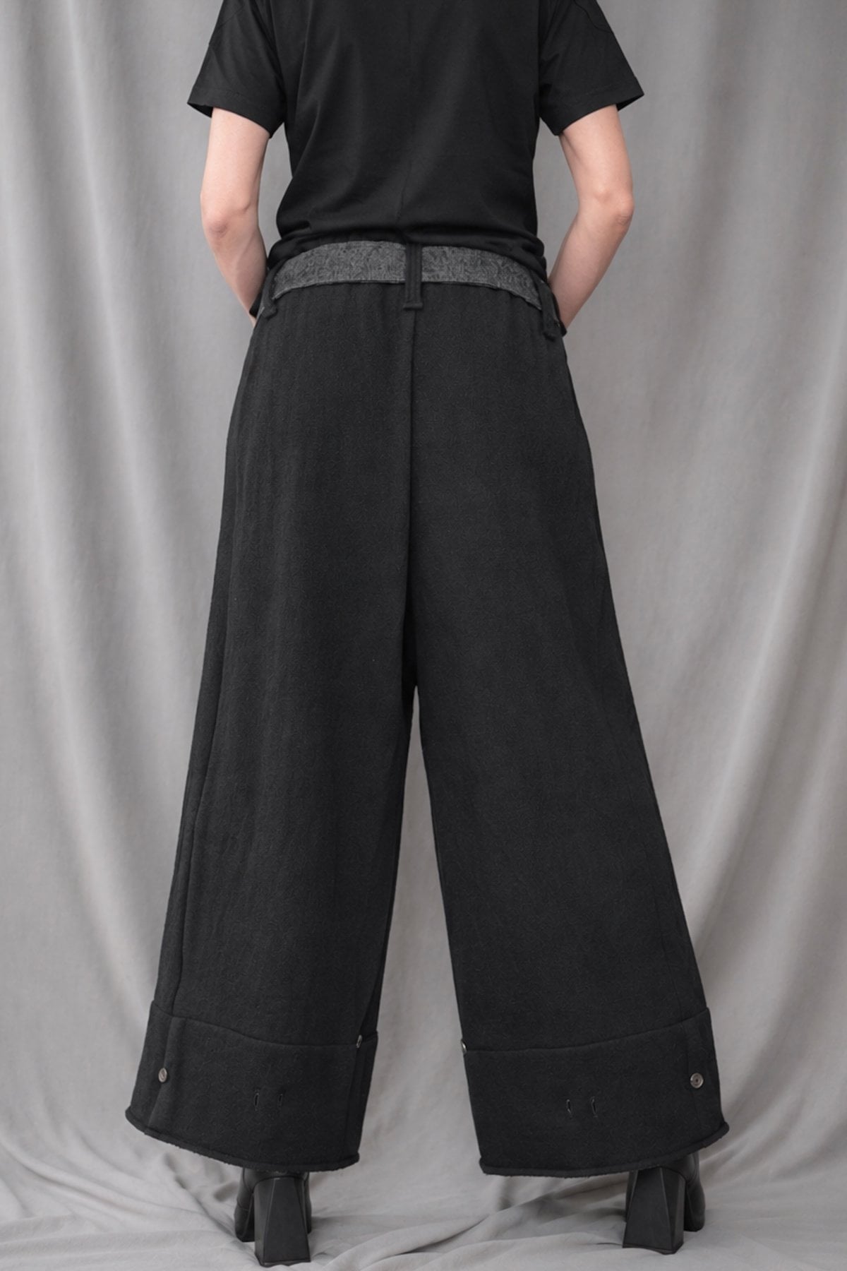 eigensinnig wien | Zephyr | Unkonventionelle schwarze Hakama-Hose aus Wolle