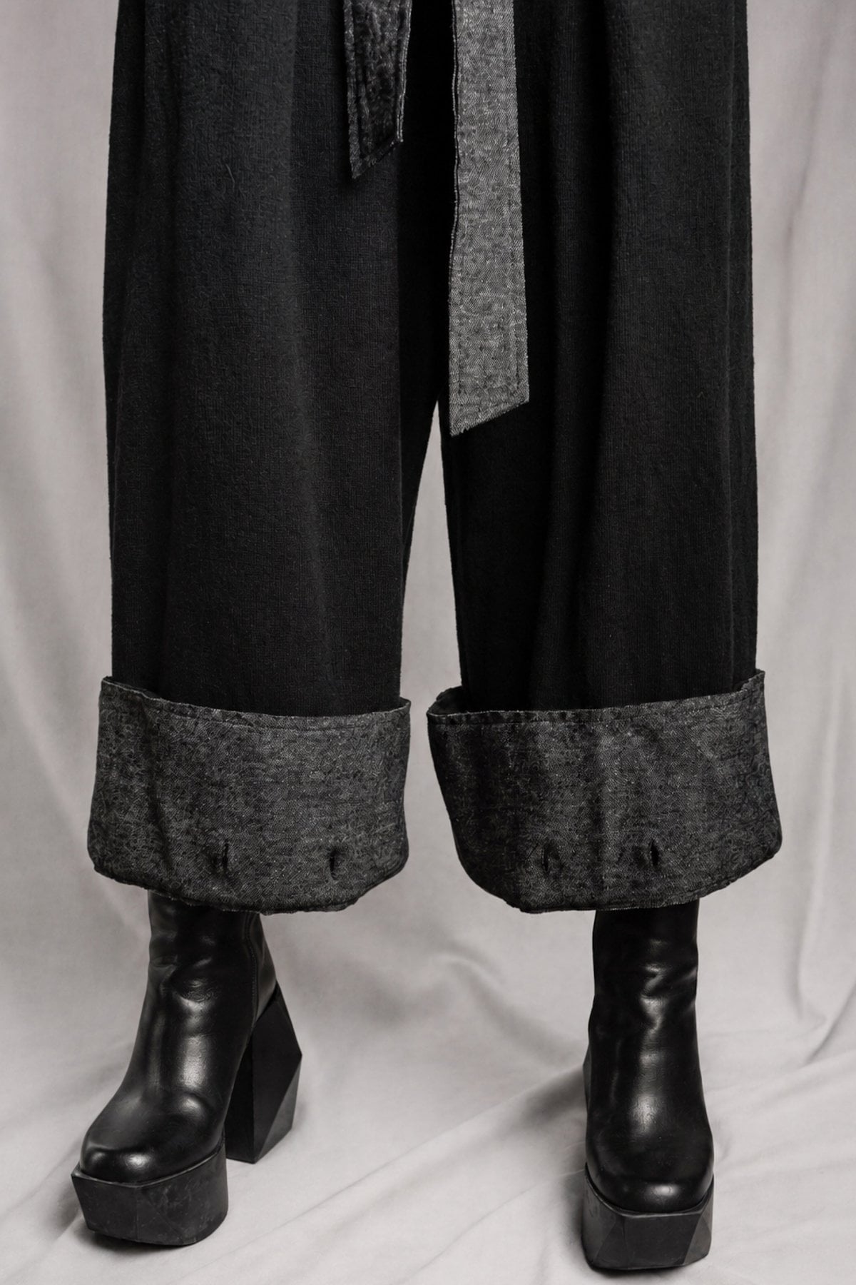 eigensinnig wien | Zephyr | Unkonventionelle schwarze Hakama-Hose aus Wolle