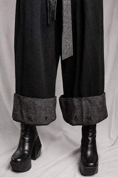 eigensinnig wien | Zephyr | Unkonventionelle schwarze Hakama-Hose aus Wolle