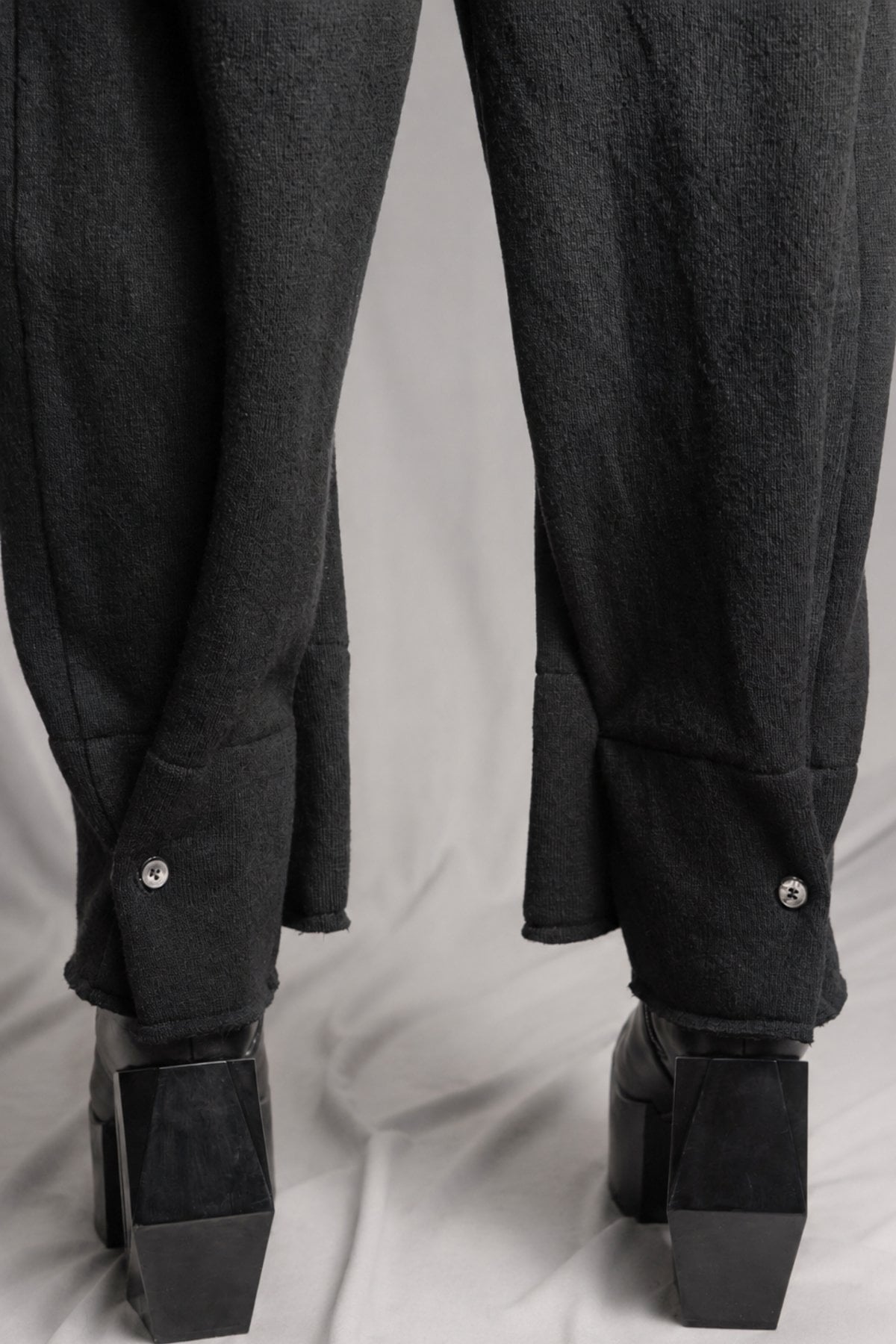 eigensinnig wien | Zephyr | Unkonventionelle schwarze Hakama-Hose aus Wolle
