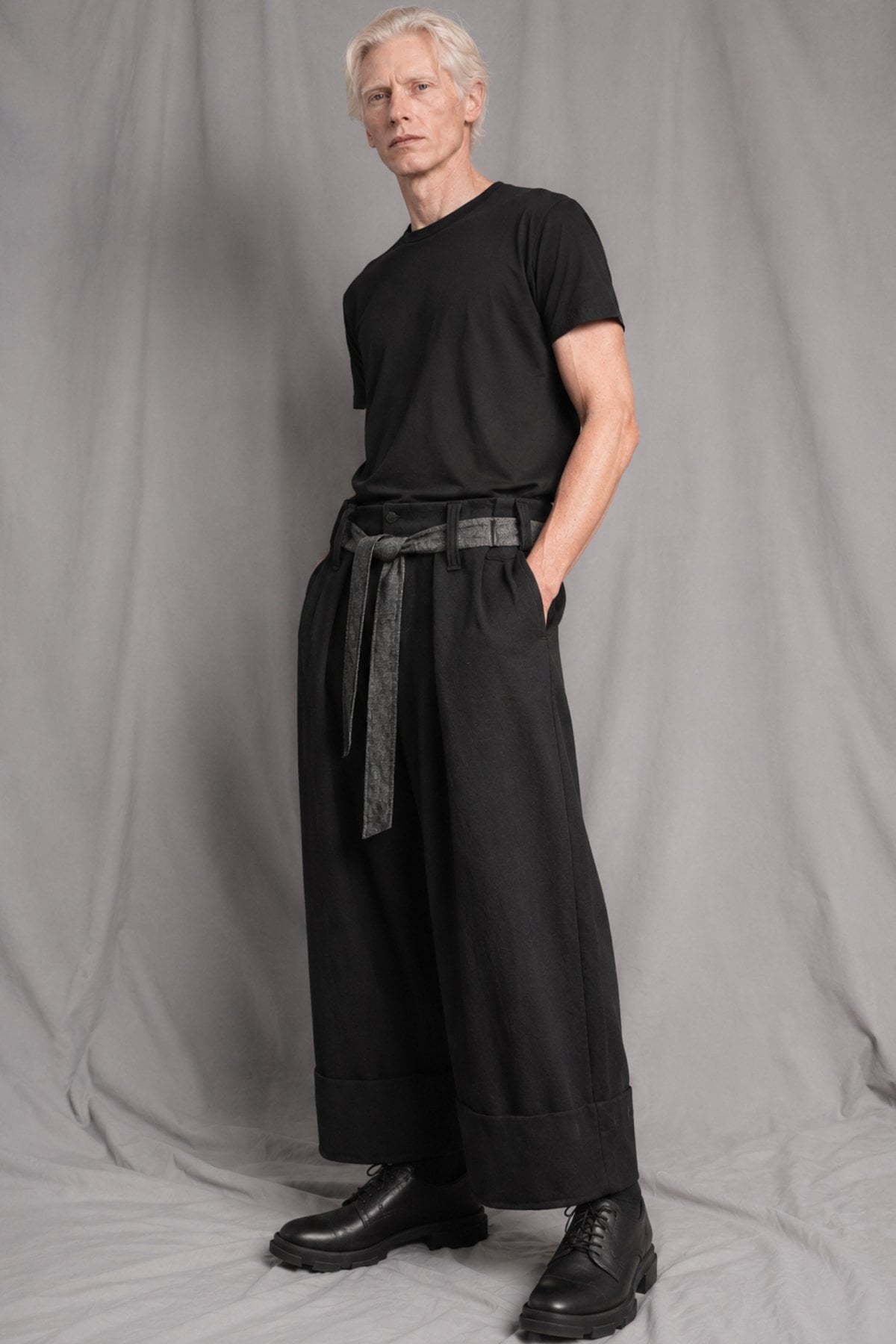 eigensinnig wien | Zephyr | Unkonventionelle schwarze Hakama-Hose aus Wolle