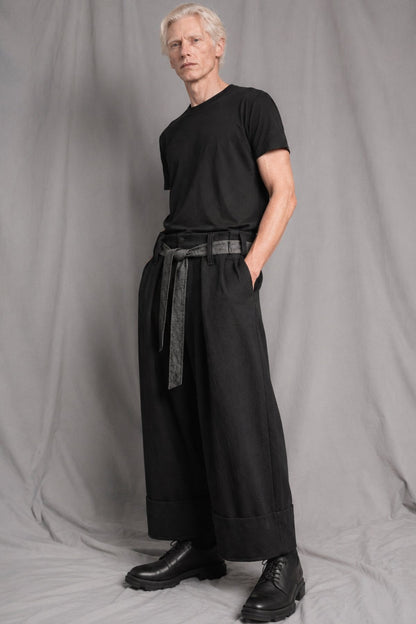 eigensinnig wien | Zephyr | Unkonventionelle schwarze Hakama-Hose aus Wolle