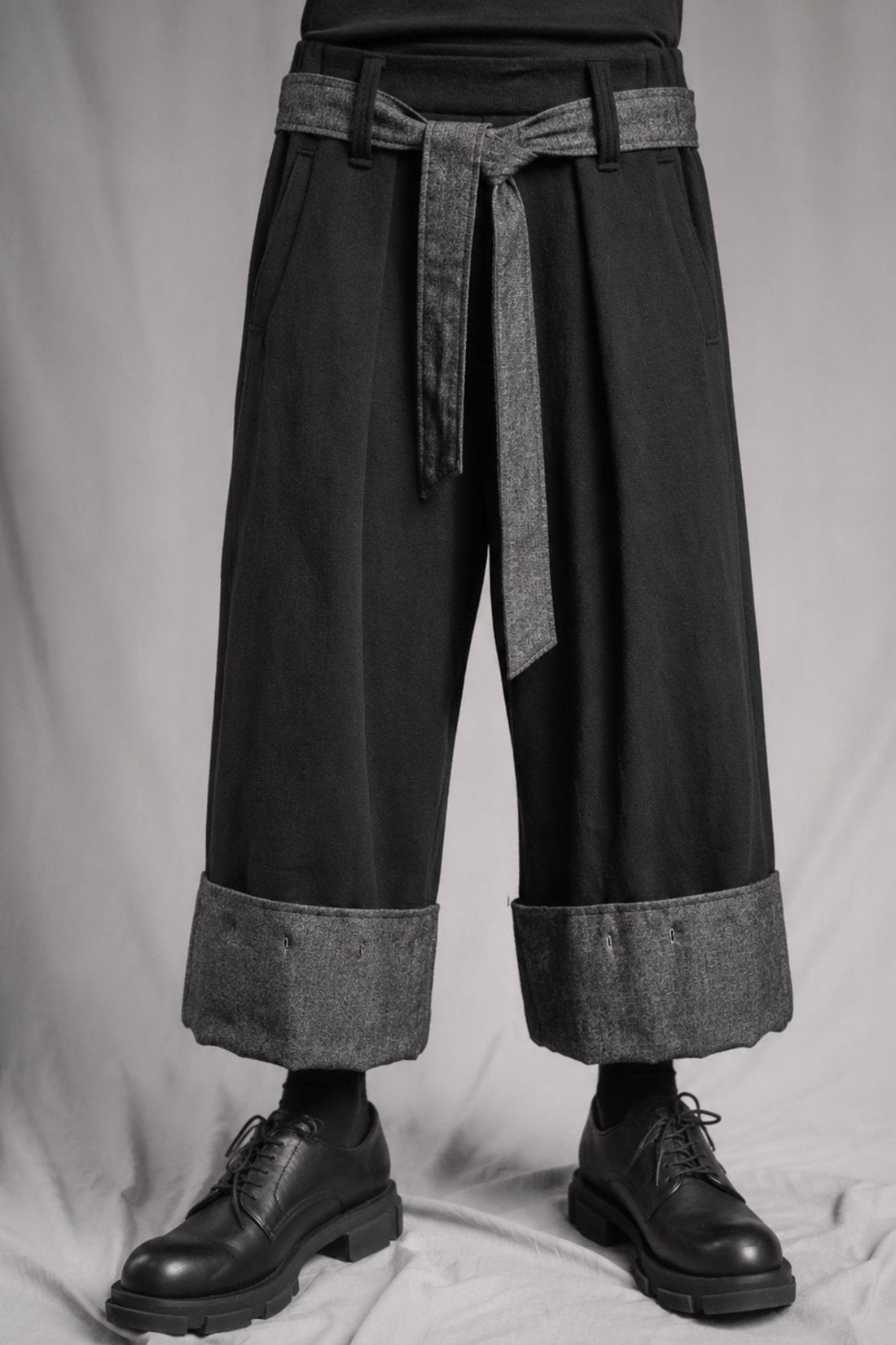 eigensinnig wien | Zephyr | Unkonventionelle schwarze Hakama-Hose aus Wolle
