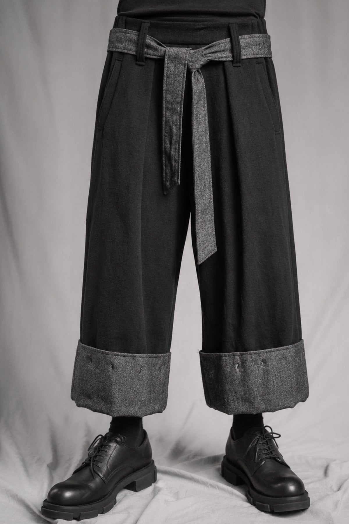 eigensinnig wien | Zephyr | Unkonventionelle schwarze Hakama-Hose aus Wolle
