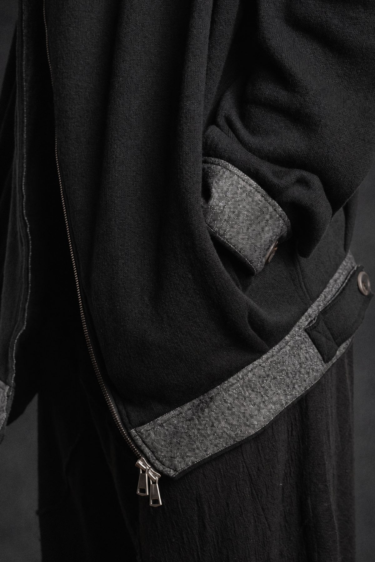 eigensinnig wien | ZepSpi | Nonkonformistischer Designer-Zweiteiler mit Bomberjacke und Hakama-Hose