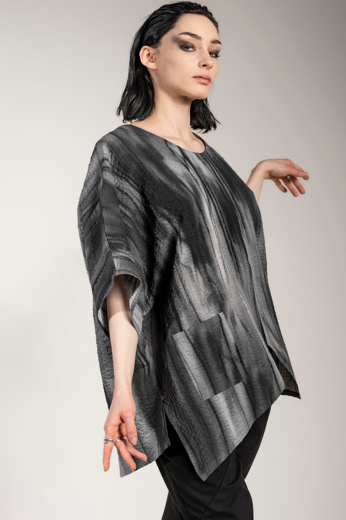eigensinnig wien | Zizek | Extravagantes, asymmetrisches Designer Oversize T-Shirt in Grau