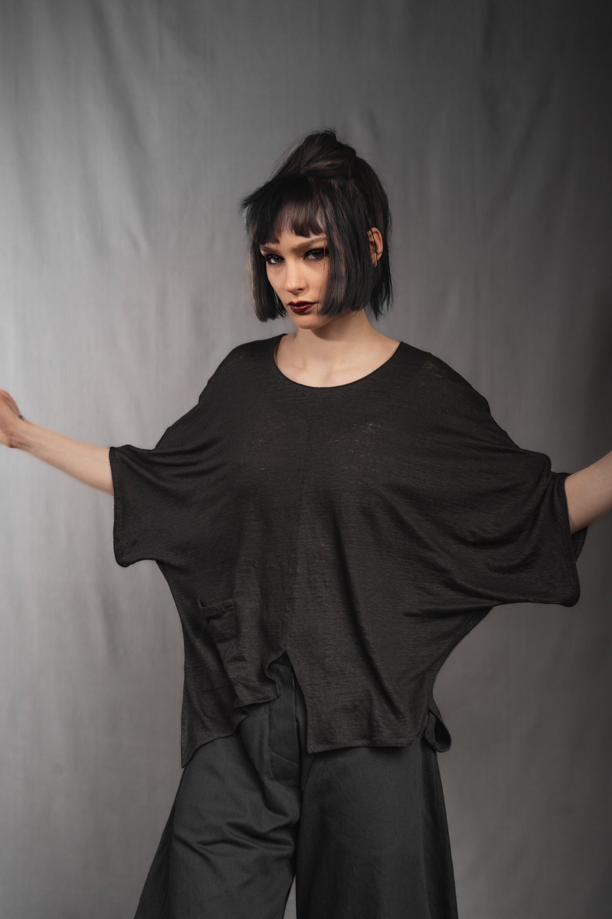 eigensinnig wien | Zizek | Skulpturales, schwarzes Oversize T-Shirt für Damen aus Leinen