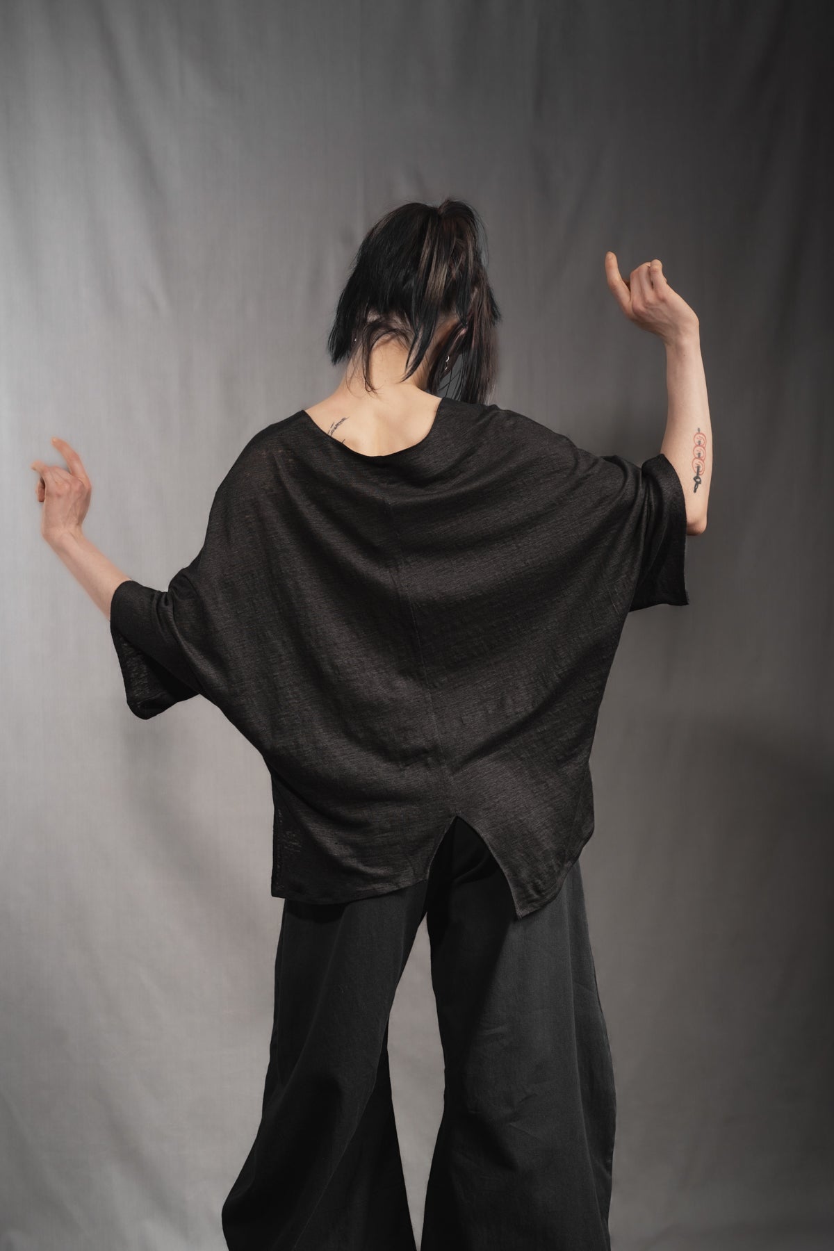 eigensinnig wien | Zizek | Skulpturales, schwarzes Oversize T-Shirt für Damen aus Leinen