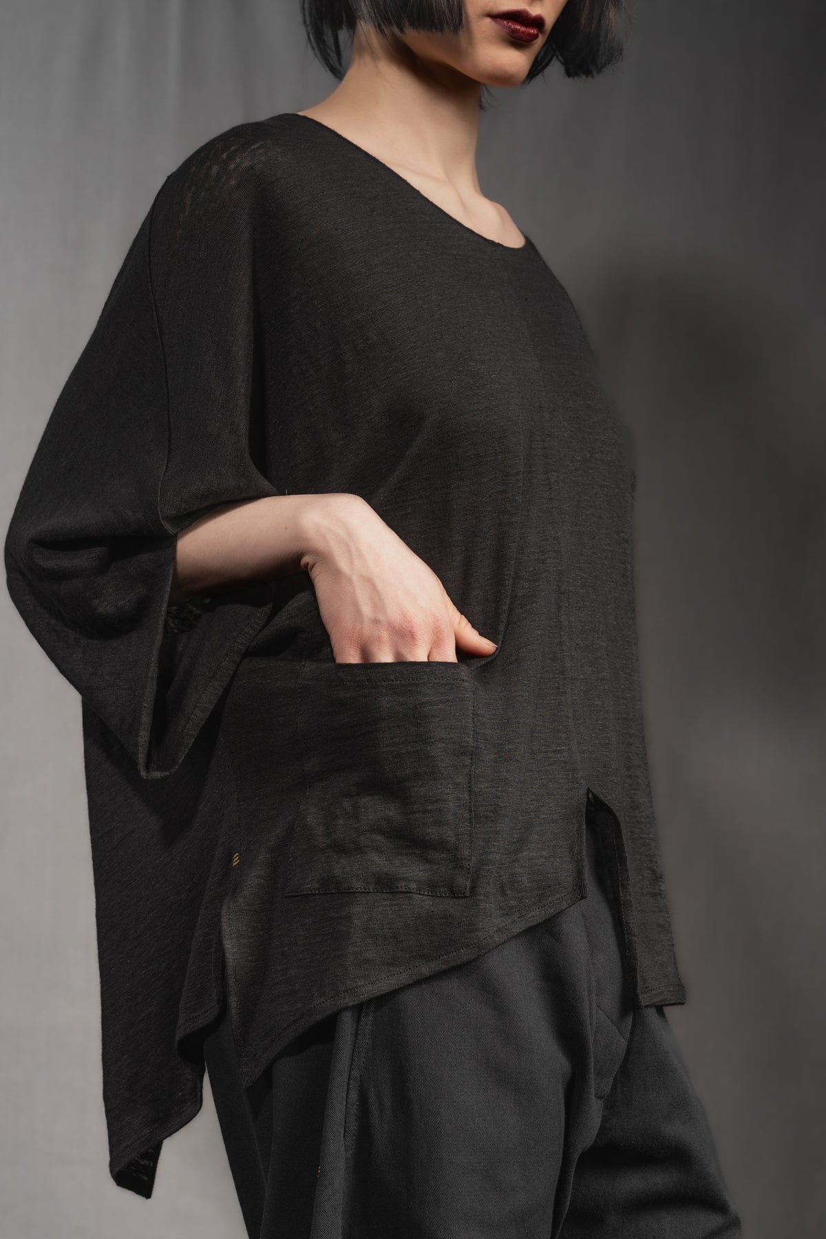 eigensinnig wien | Zizek | Skulpturales, schwarzes Oversize T-Shirt für Damen aus Leinen