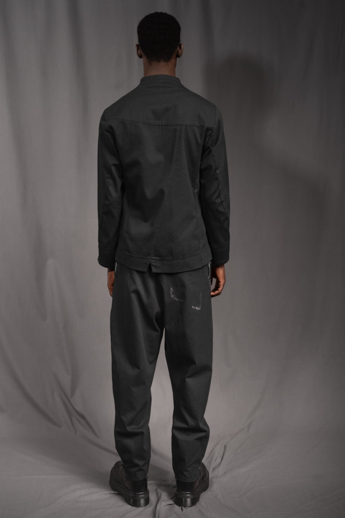 eigensinnig wien | ZweEgo | Extravaganter, schwarzer Designeranzug mit weiter Hose aus leichter Baumwolle