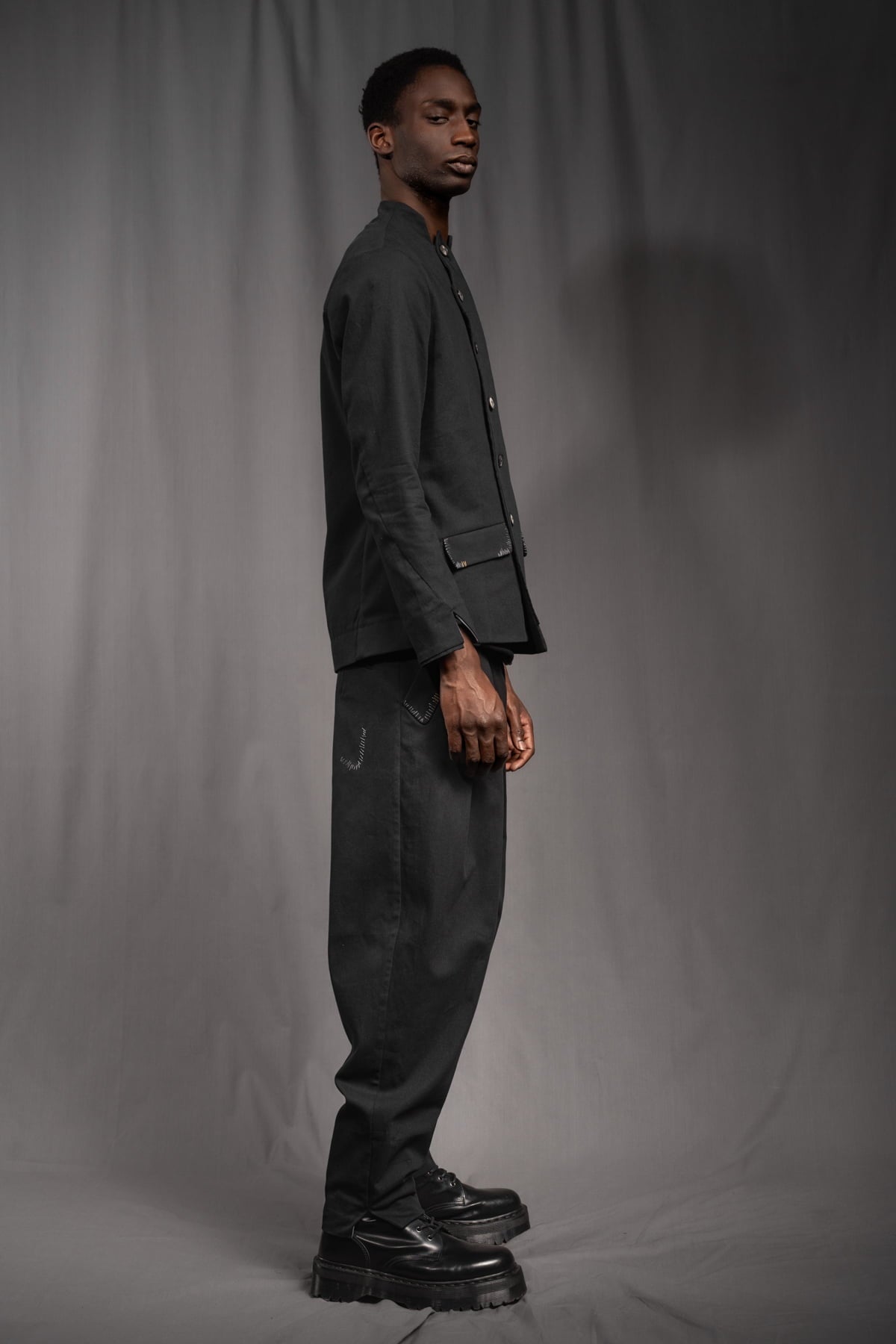 eigensinnig wien | ZweEgo | Extravaganter, schwarzer Designeranzug mit weiter Hose aus leichter Baumwolle