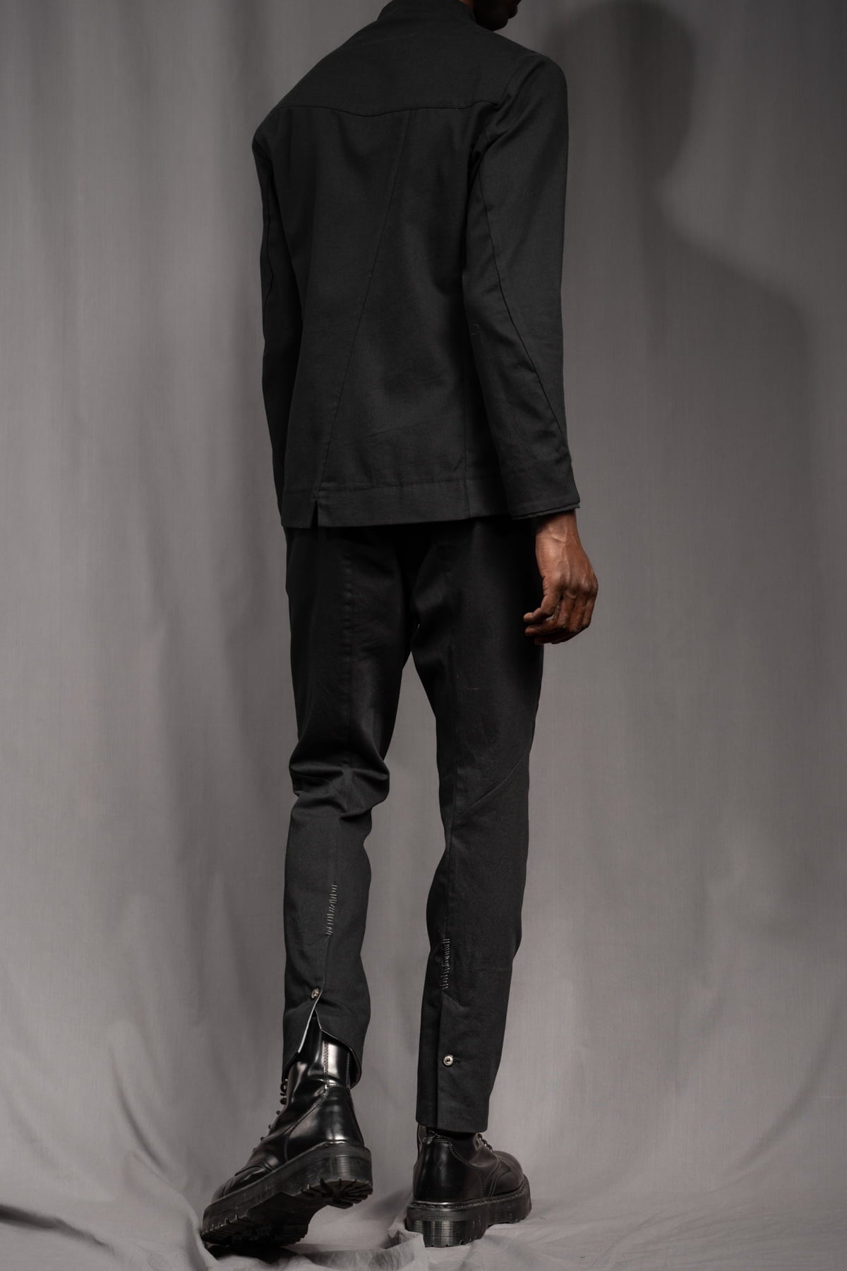 eigensinnig wien | ZweEis | Extravaganter Designeranzug mit Stehkragen-Sakko aus leichter Baumwolle