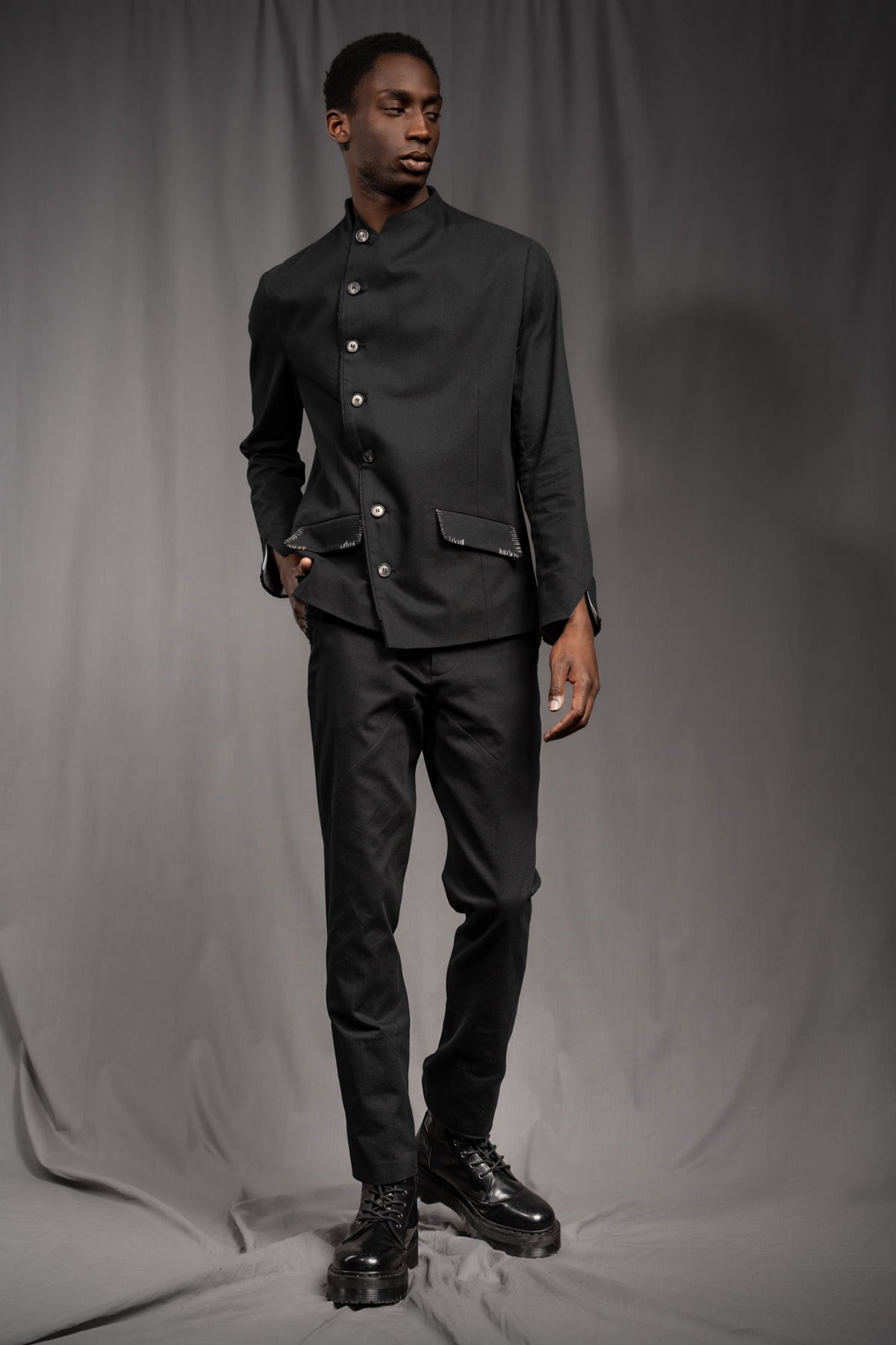 eigensinnig wien | ZweEis | Extravaganter Designeranzug mit Stehkragen-Sakko aus leichter Baumwolle