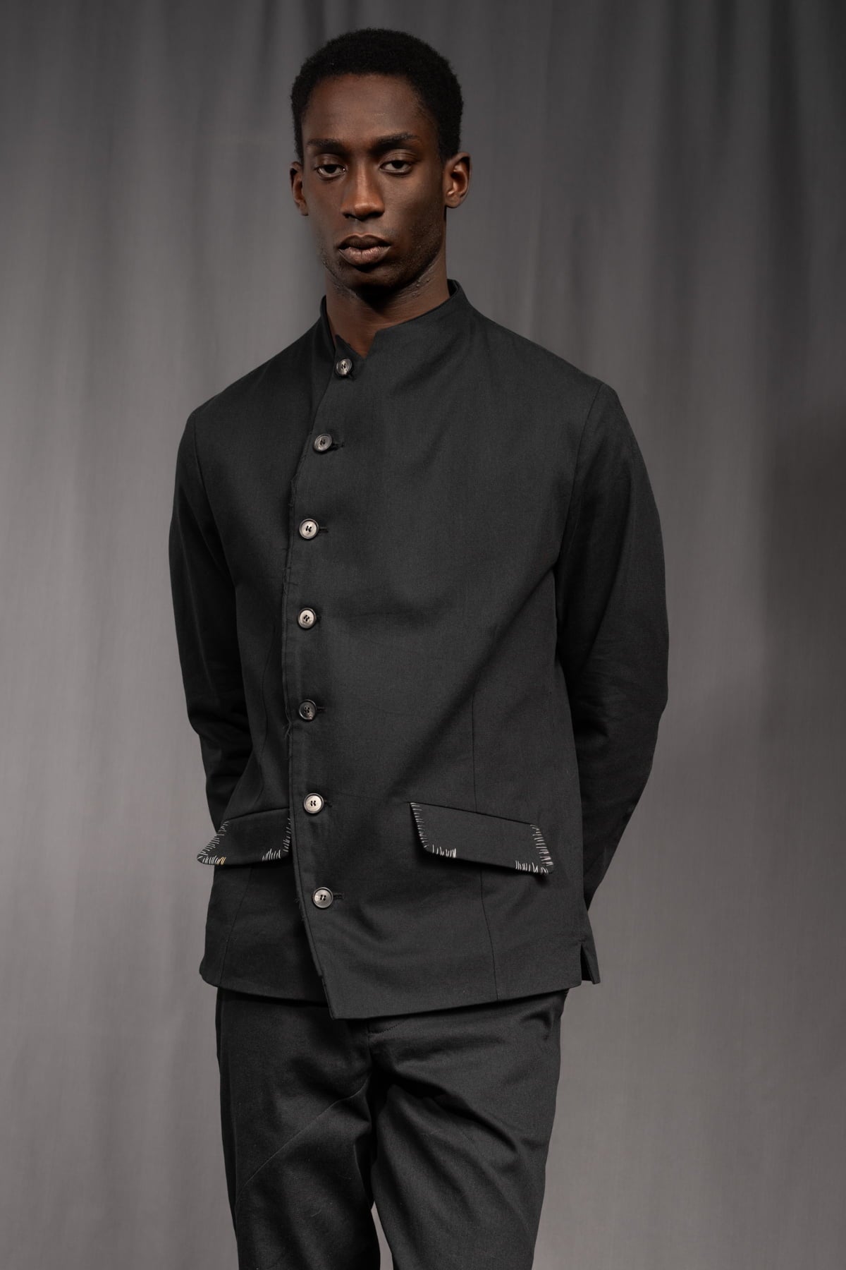 eigensinnig wien | ZweEis | Extravaganter Designeranzug mit Stehkragen-Sakko aus leichter Baumwolle