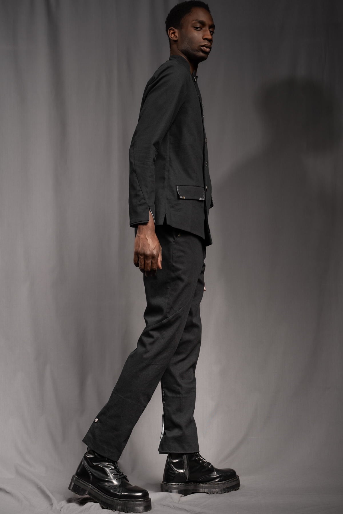 eigensinnig wien | ZweEis | Extravaganter Designeranzug mit Stehkragen-Sakko aus leichter Baumwolle