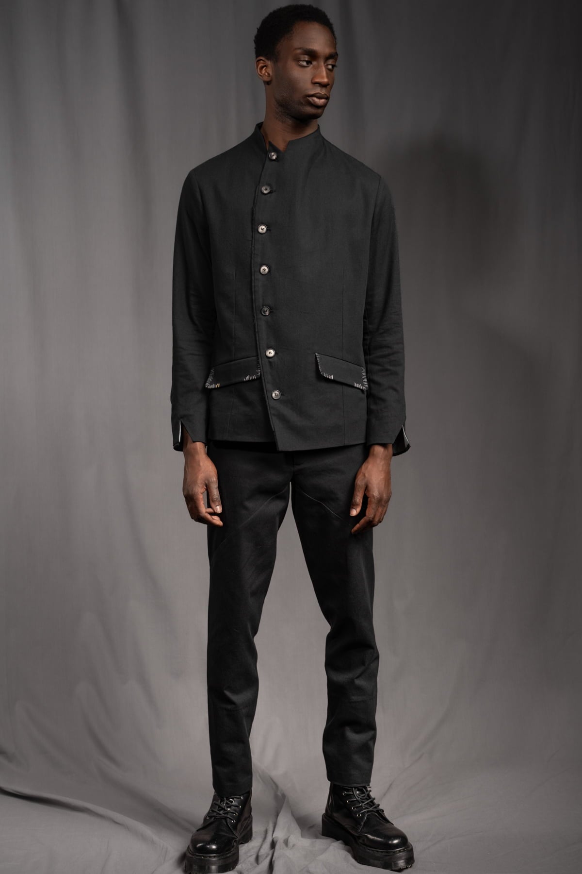 eigensinnig wien | ZweEis | Extravaganter Designeranzug mit Stehkragen-Sakko aus leichter Baumwolle