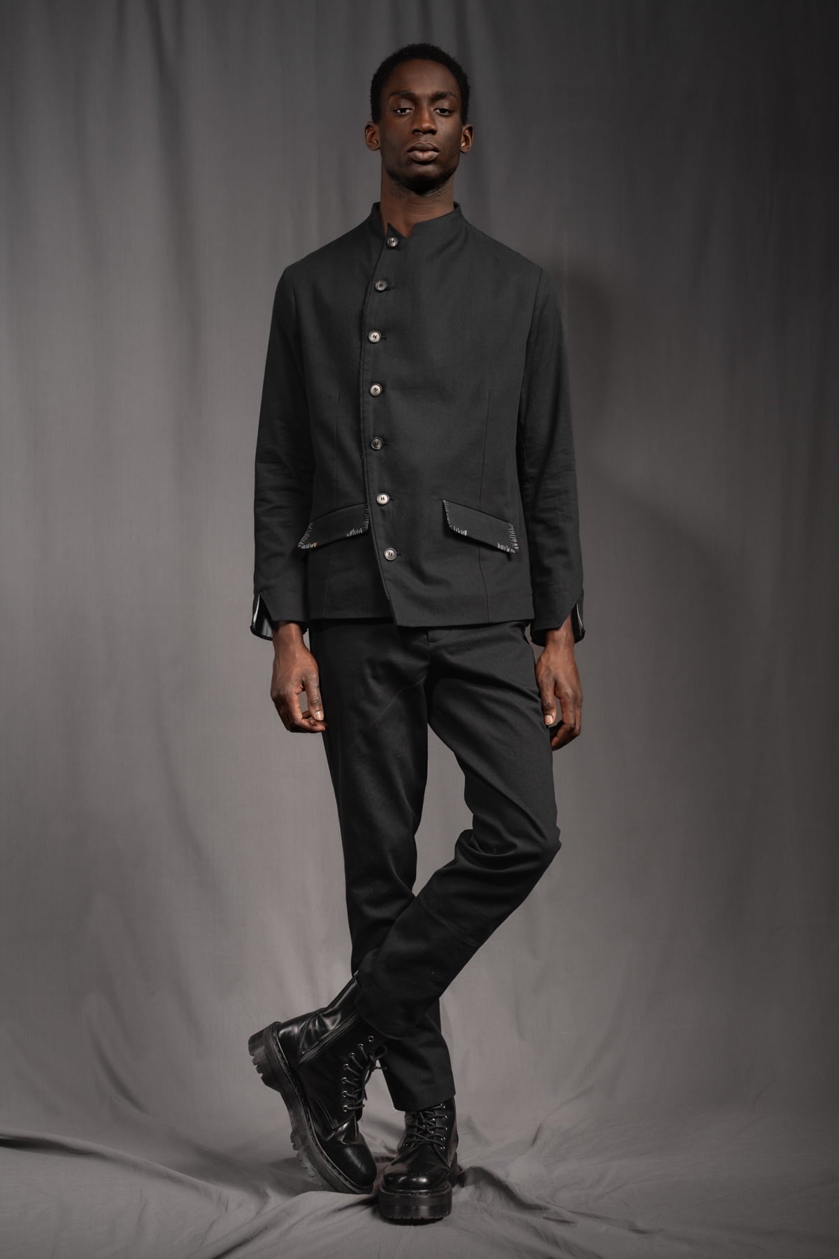 eigensinnig wien | ZweEis | Extravaganter Designeranzug mit Stehkragen-Sakko aus leichter Baumwolle