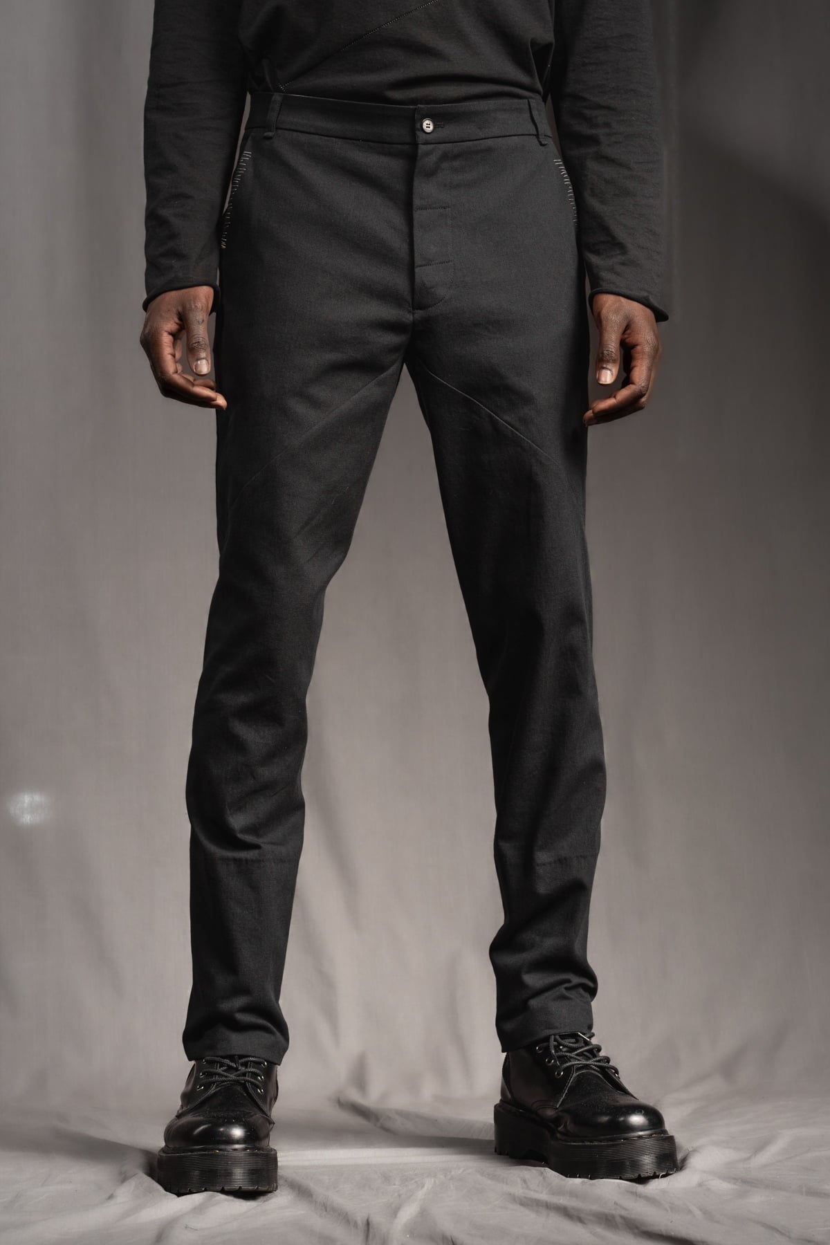 eigensinnig wien | ZweEis | Extravaganter Designeranzug mit Stehkragen-Sakko aus leichter Baumwolle