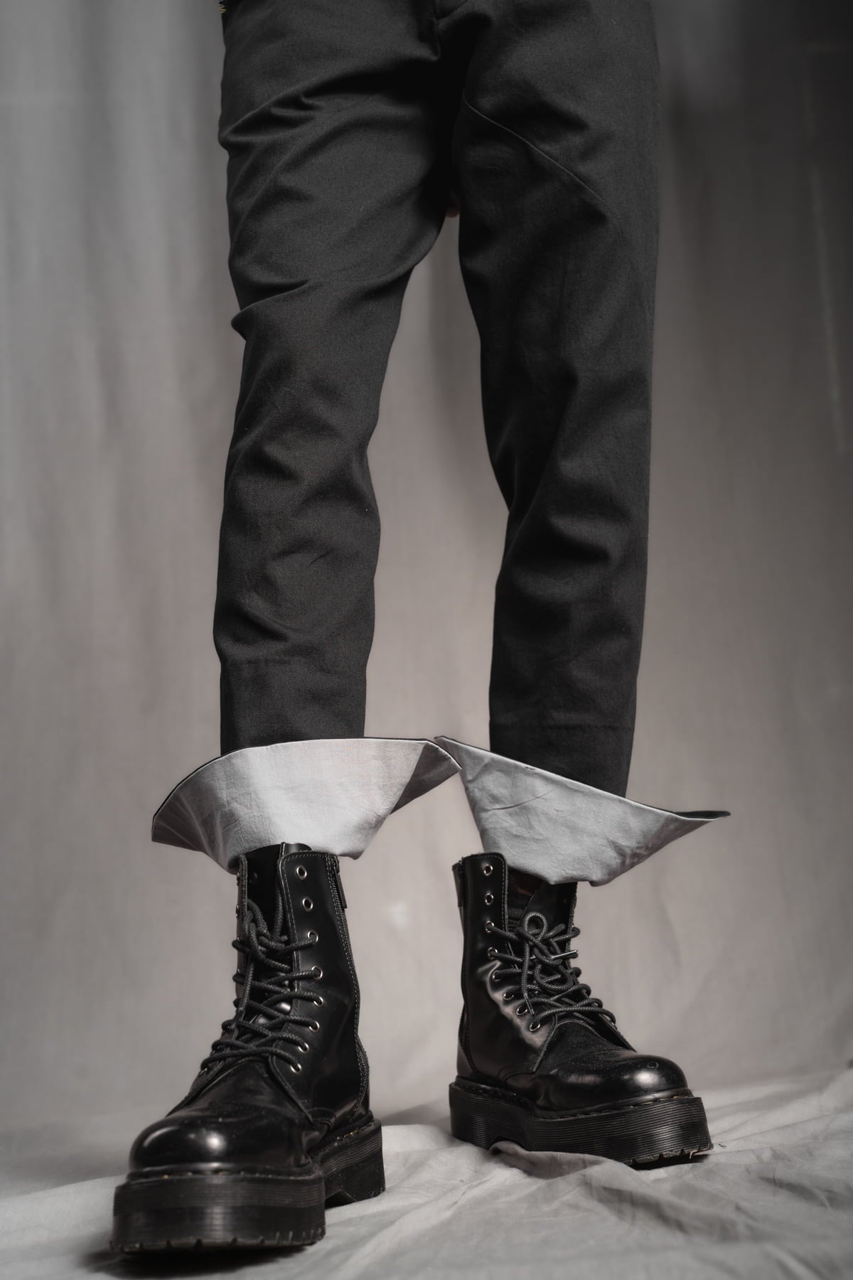 eigensinnig wien | ZweEis | Extravaganter Designeranzug mit Stehkragen-Sakko aus leichter Baumwolle