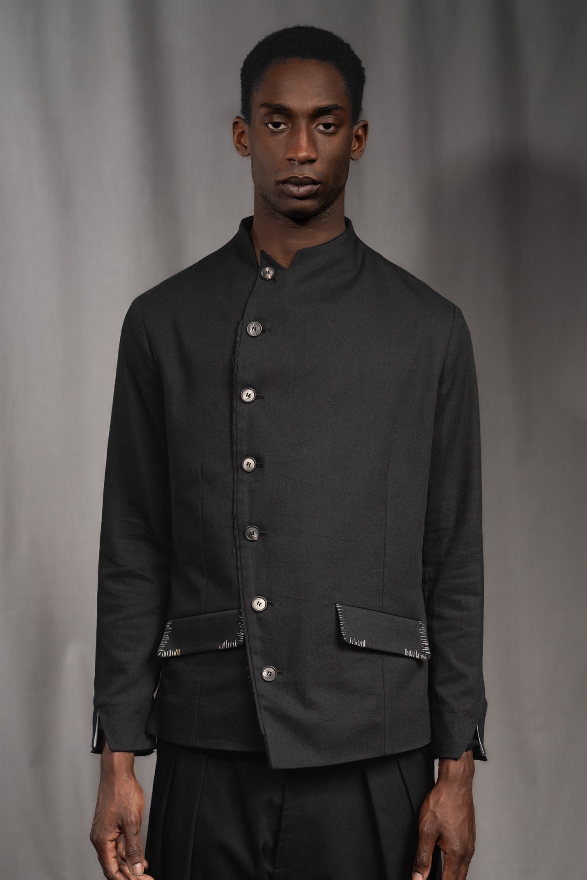 eigensinnig wien | Zweig | Asymmetrisches Herren Designersakko mit Stehkragen aus Baumwolle in Schwarz