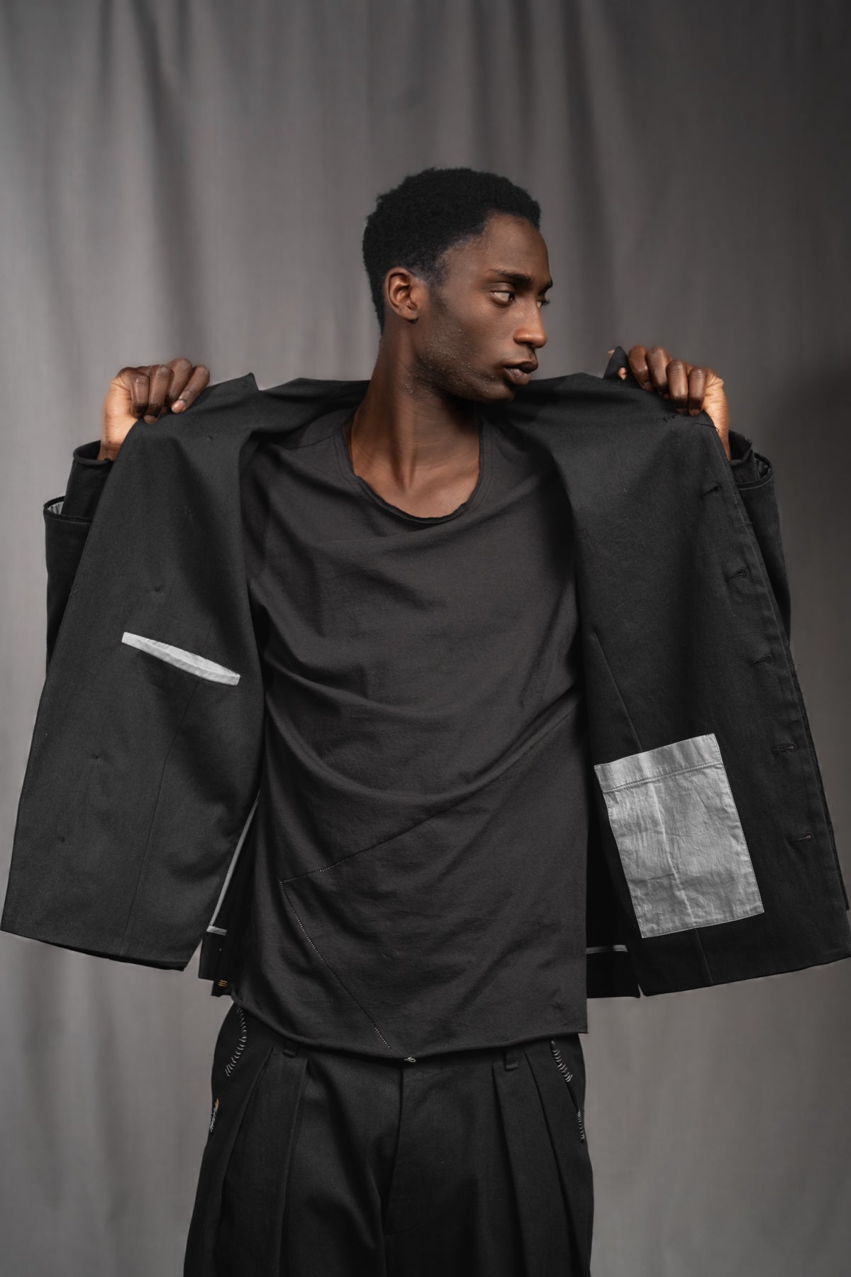 eigensinnig wien | Zweig | Asymmetrisches Herren Designersakko mit Stehkragen aus Baumwolle in Schwarz