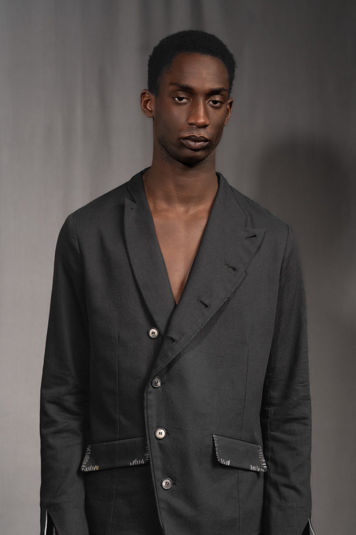 eigensinnig wien | Zweig | Asymmetrisches Herren Designersakko mit Stehkragen aus Baumwolle in Schwarz