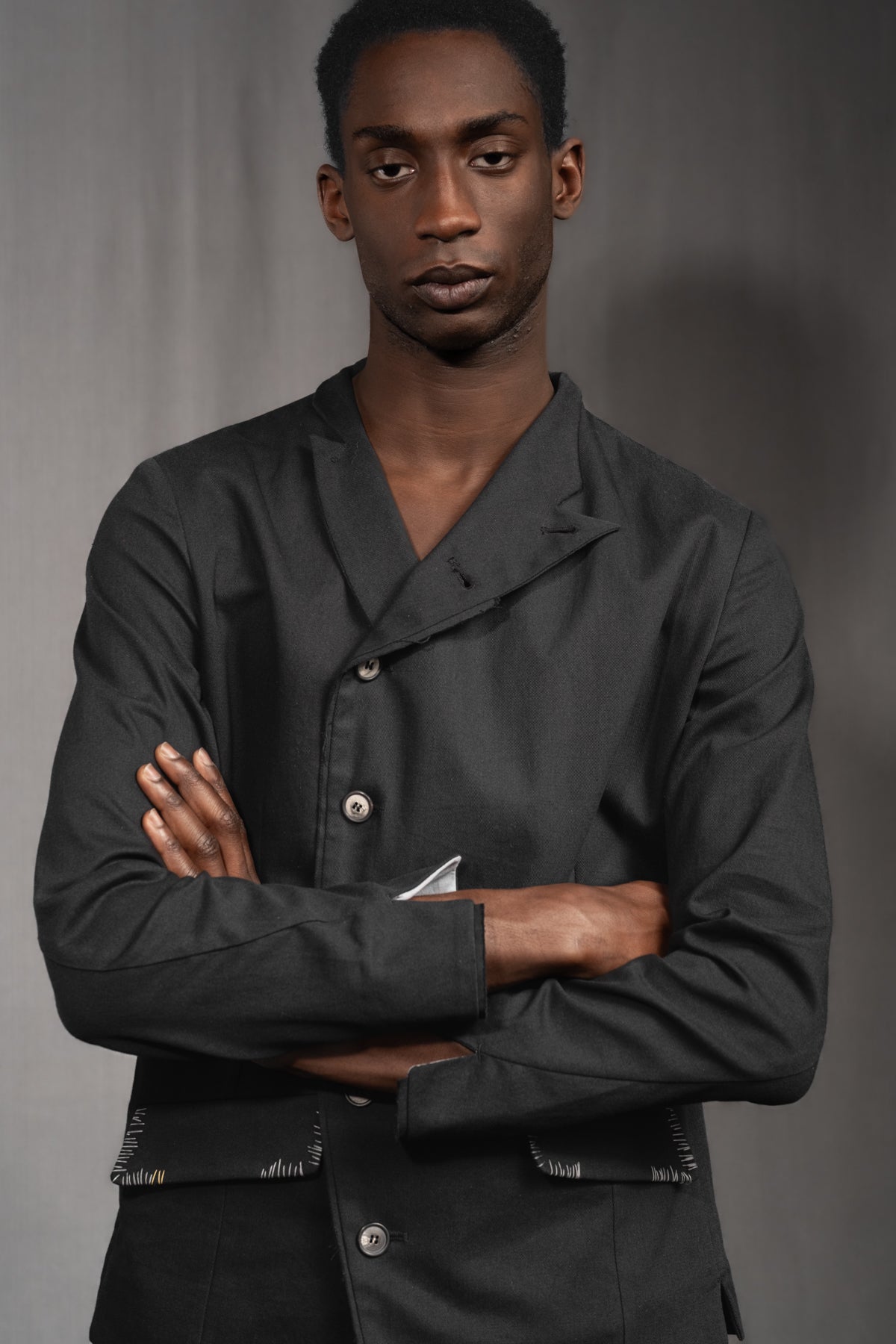 eigensinnig wien | Zweig | Asymmetrisches Herren Designersakko mit Stehkragen aus Baumwolle in Schwarz