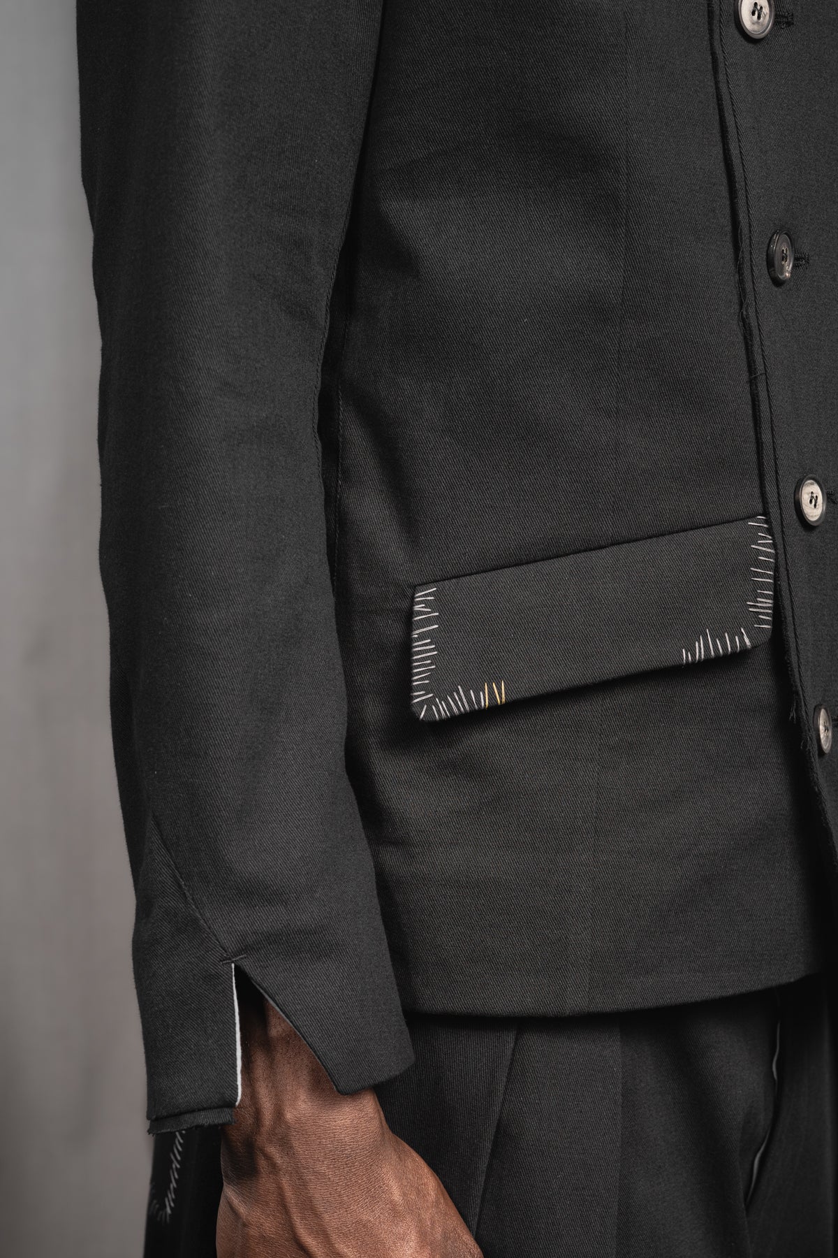 eigensinnig wien | Zweig | Asymmetrisches Herren Designersakko mit Stehkragen aus Baumwolle in Schwarz