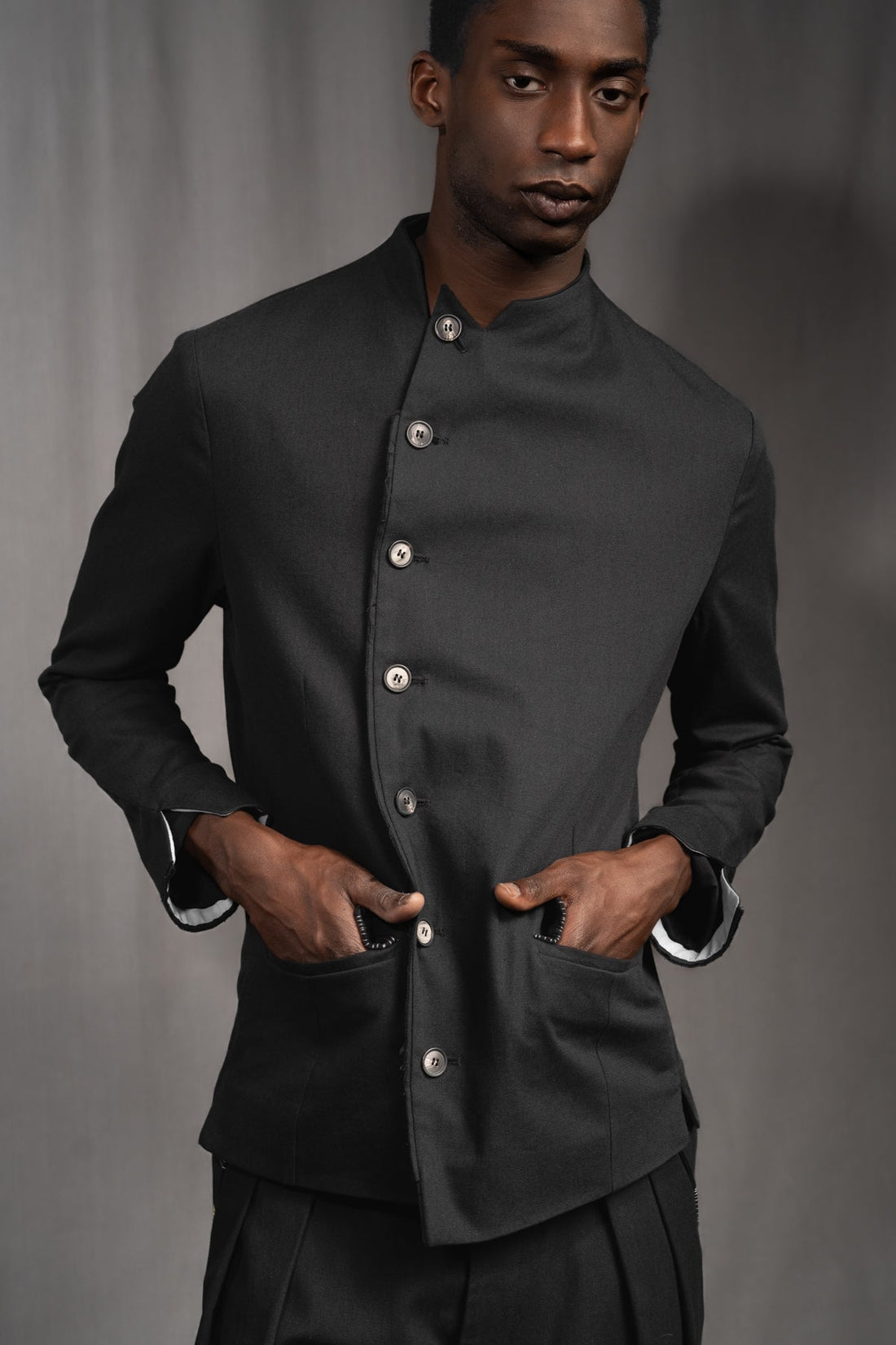 eigensinnig wien | Zweig | Asymmetrisches Herren Designersakko mit Stehkragen aus Baumwolle in Schwarz