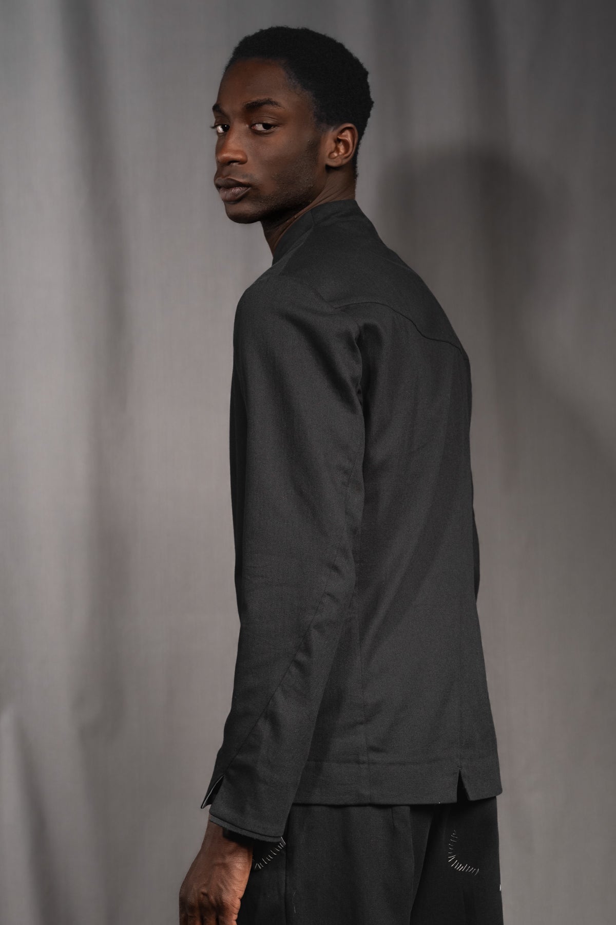 eigensinnig wien | Zweig | Asymmetrisches Herren Designersakko mit Stehkragen aus Baumwolle in Schwarz