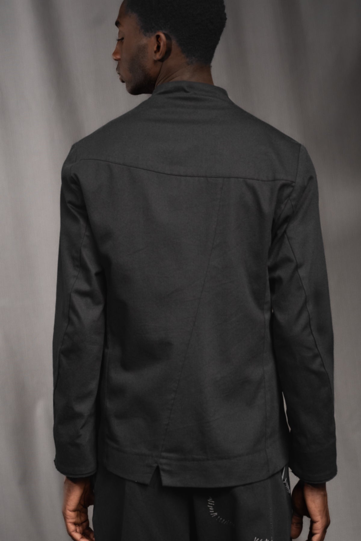 eigensinnig wien | Zweig | Asymmetrisches Herren Designersakko mit Stehkragen aus Baumwolle in Schwarz