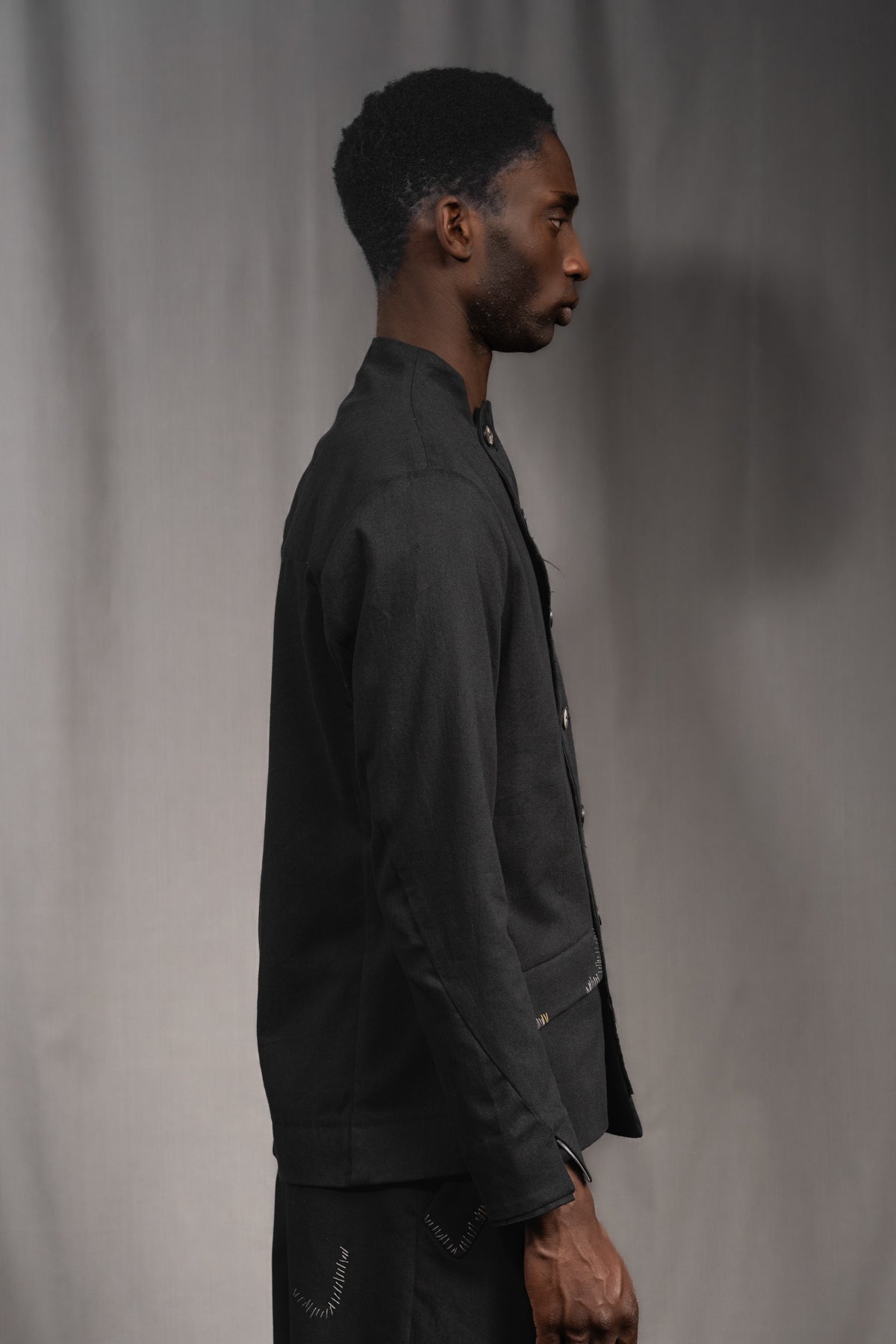 eigensinnig wien | Zweig | Asymmetrisches Herren Designersakko mit Stehkragen aus Baumwolle in Schwarz