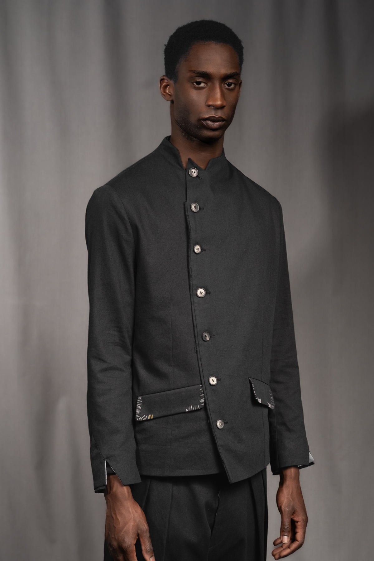 eigensinnig wien | Zweig | Asymmetrisches Herren Designersakko mit Stehkragen aus Baumwolle in Schwarz