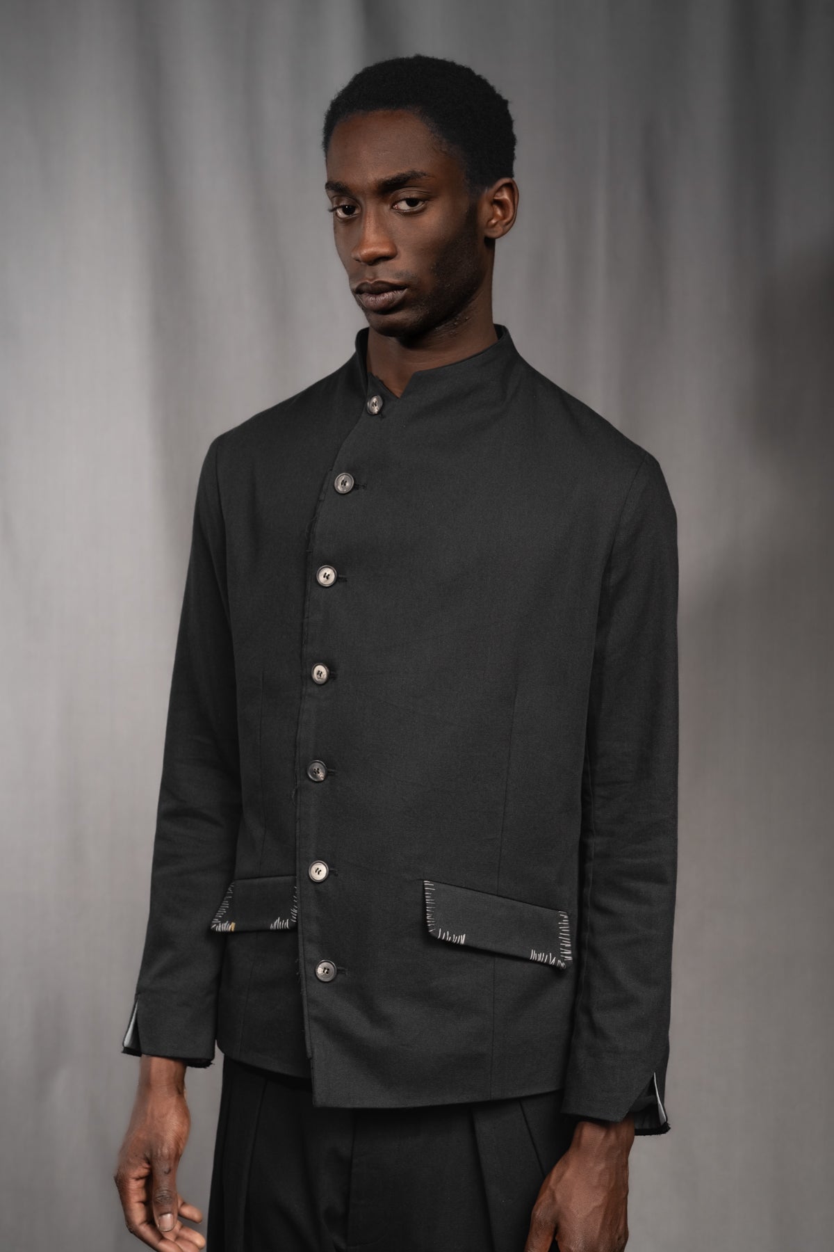 eigensinnig wien | Zweig | Asymmetrisches Herren Designersakko mit Stehkragen aus Baumwolle in Schwarz