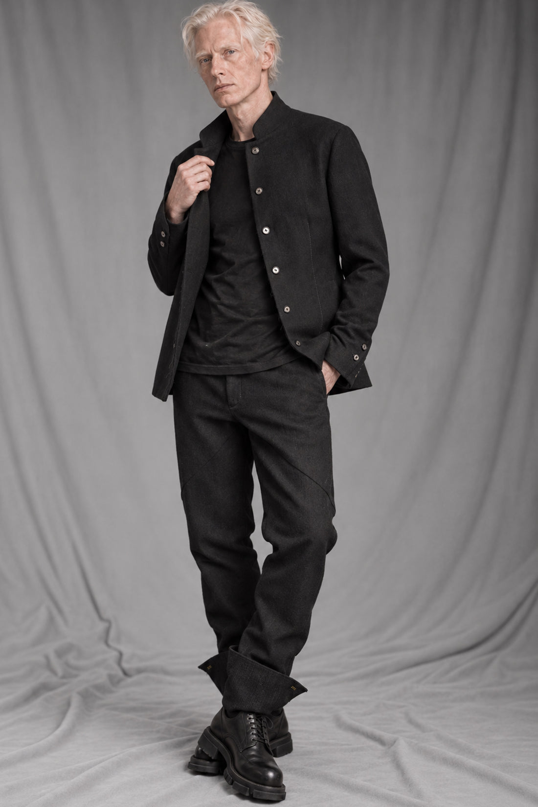 eigensinnig wien | EisMis | Black Designer Suit for Men in Italian Luxury Wool with Mao-Collar Blazer